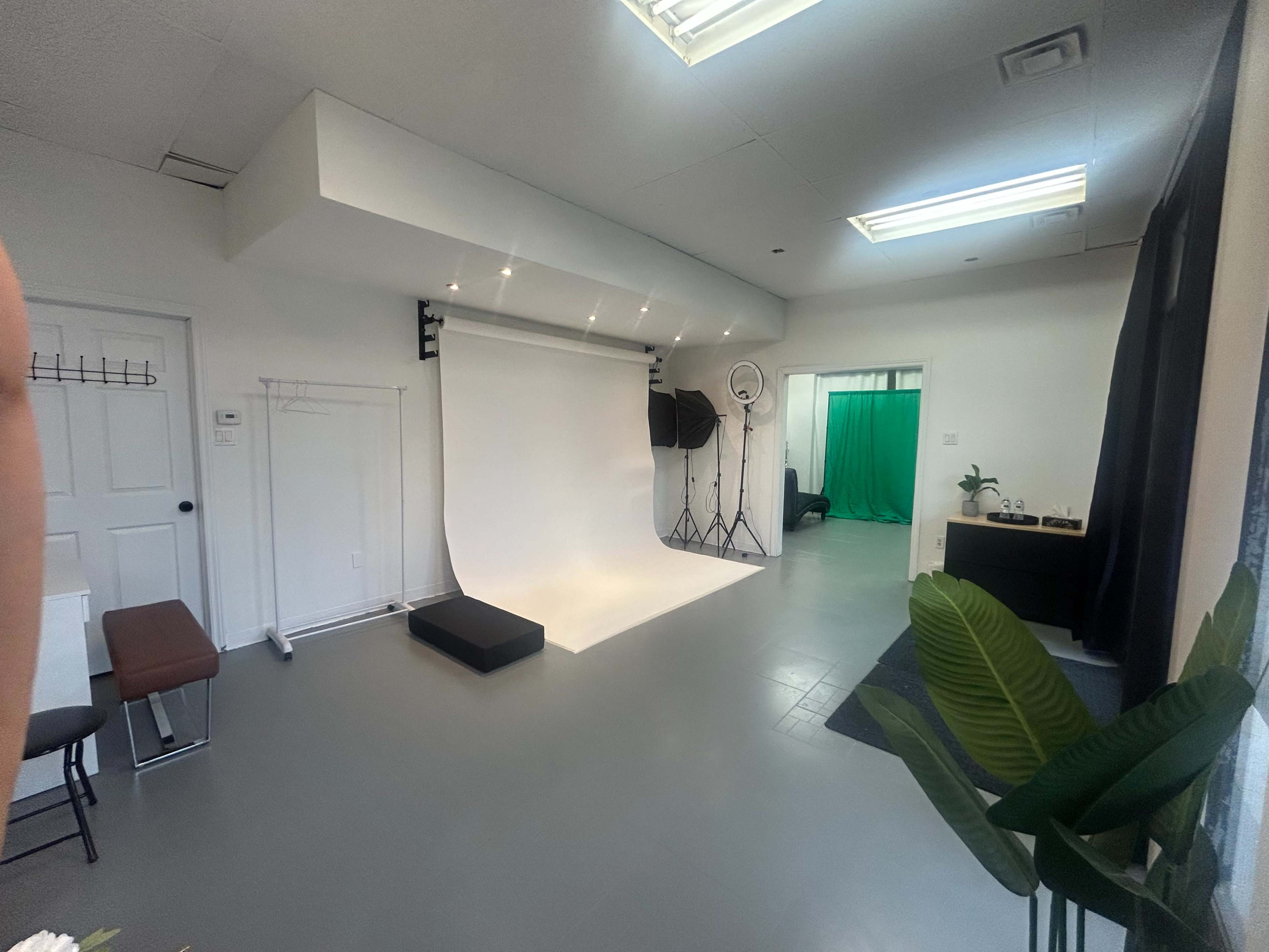 Bright & Versatile Studio Space in Mississauga (Erin Mills)  Perfect for Photo & Video Shoot Image in Erin Mills, Mississauga, ON