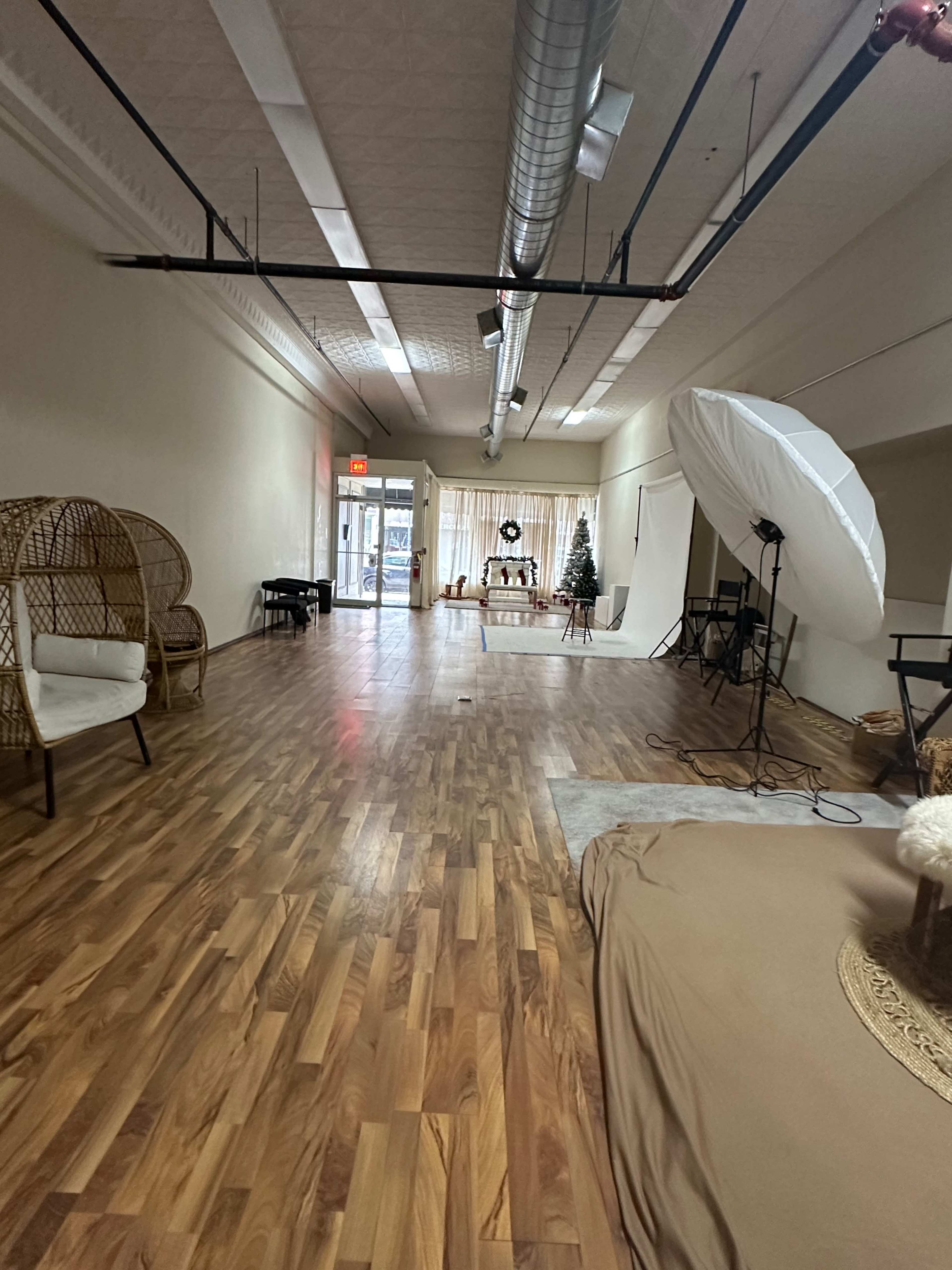 Cozy Downtown Aurora Studio for Photoshoots & Content Image in Aurora Township, Aurora, IL