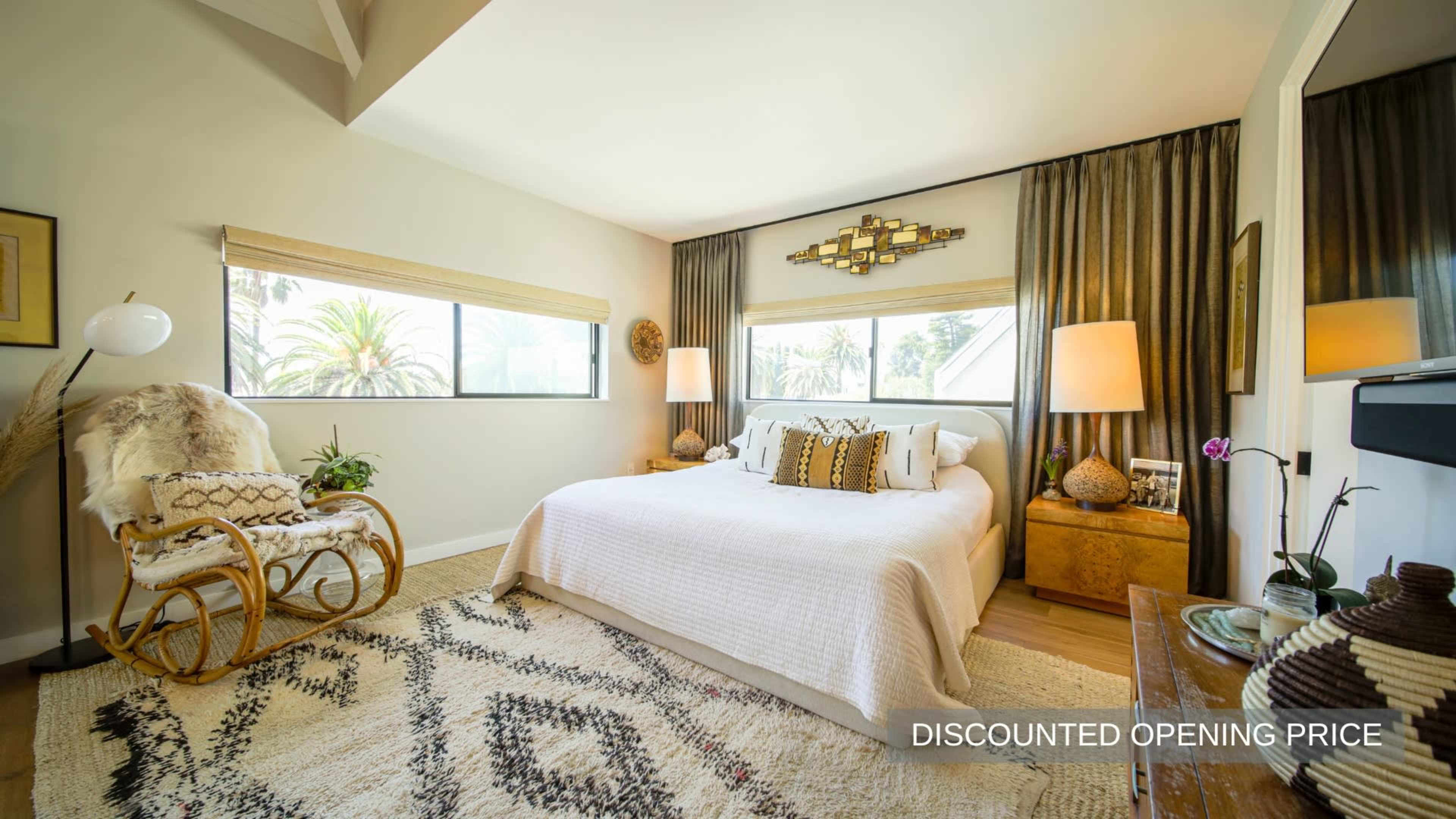 Bright Top-Floor Santa Monica Condo with High Ceilings – Ideal for Film & Photo Shoots Image in Wilshire Montana, Santa Monica, CA