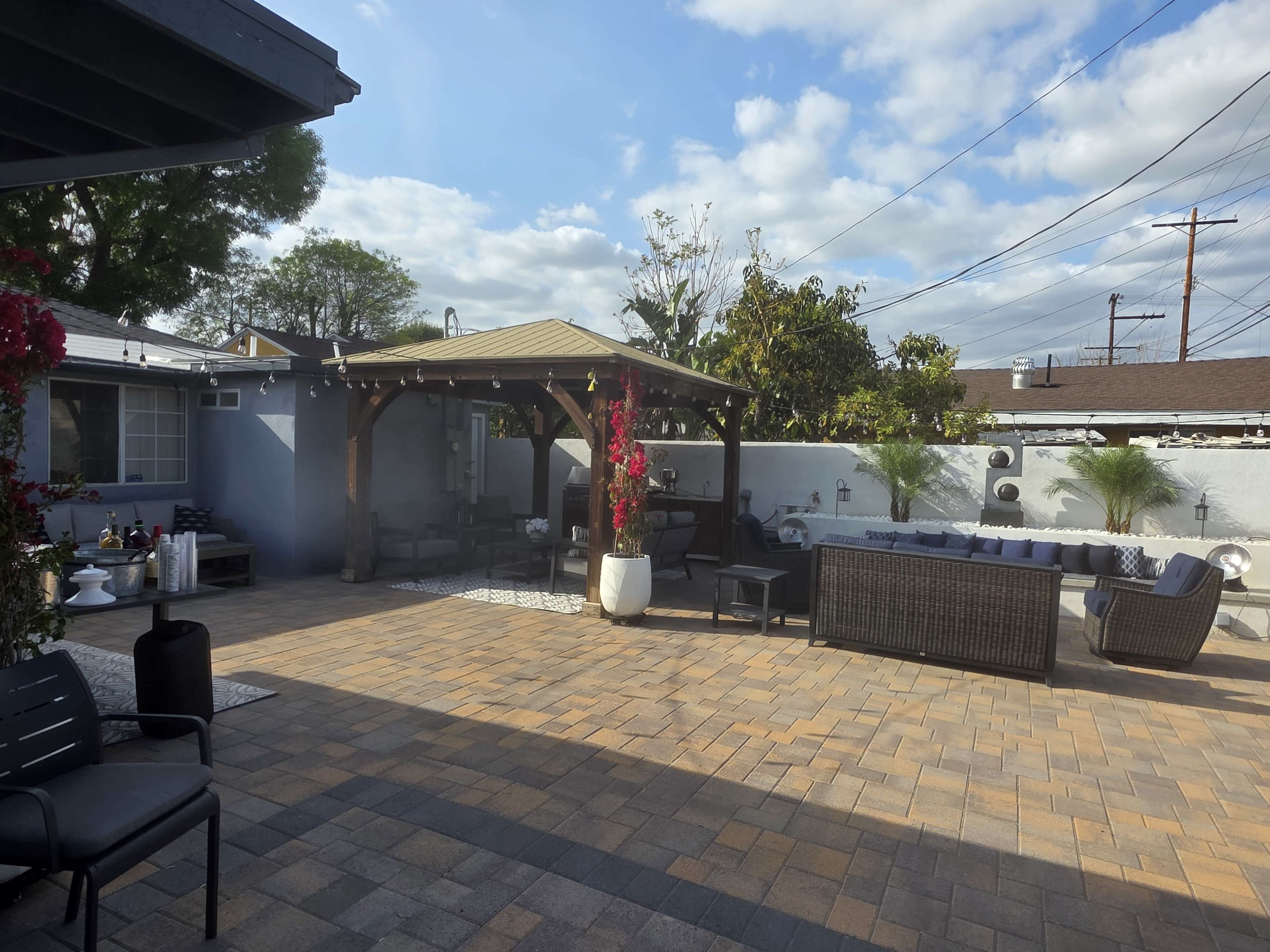 Gorgeous modern spacious backyard Image in Encino, Encino, CA