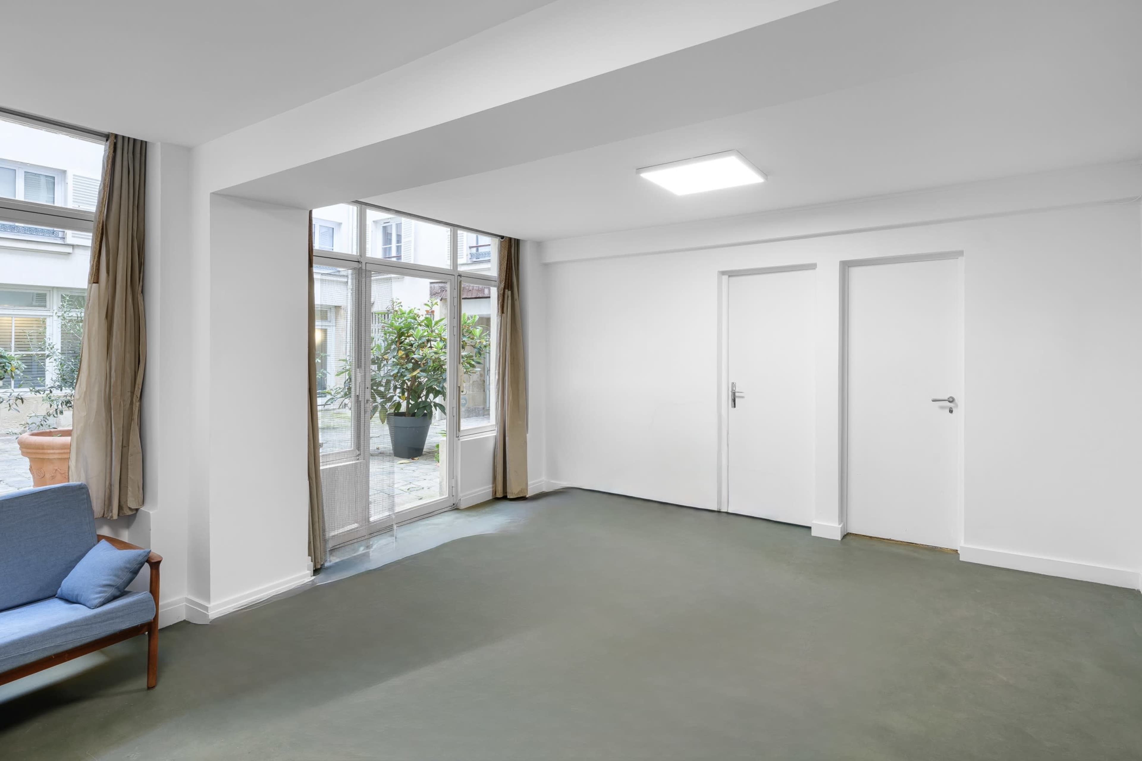 Showroom en plein coeur de St Germain Image in Monnaie, Paris, 