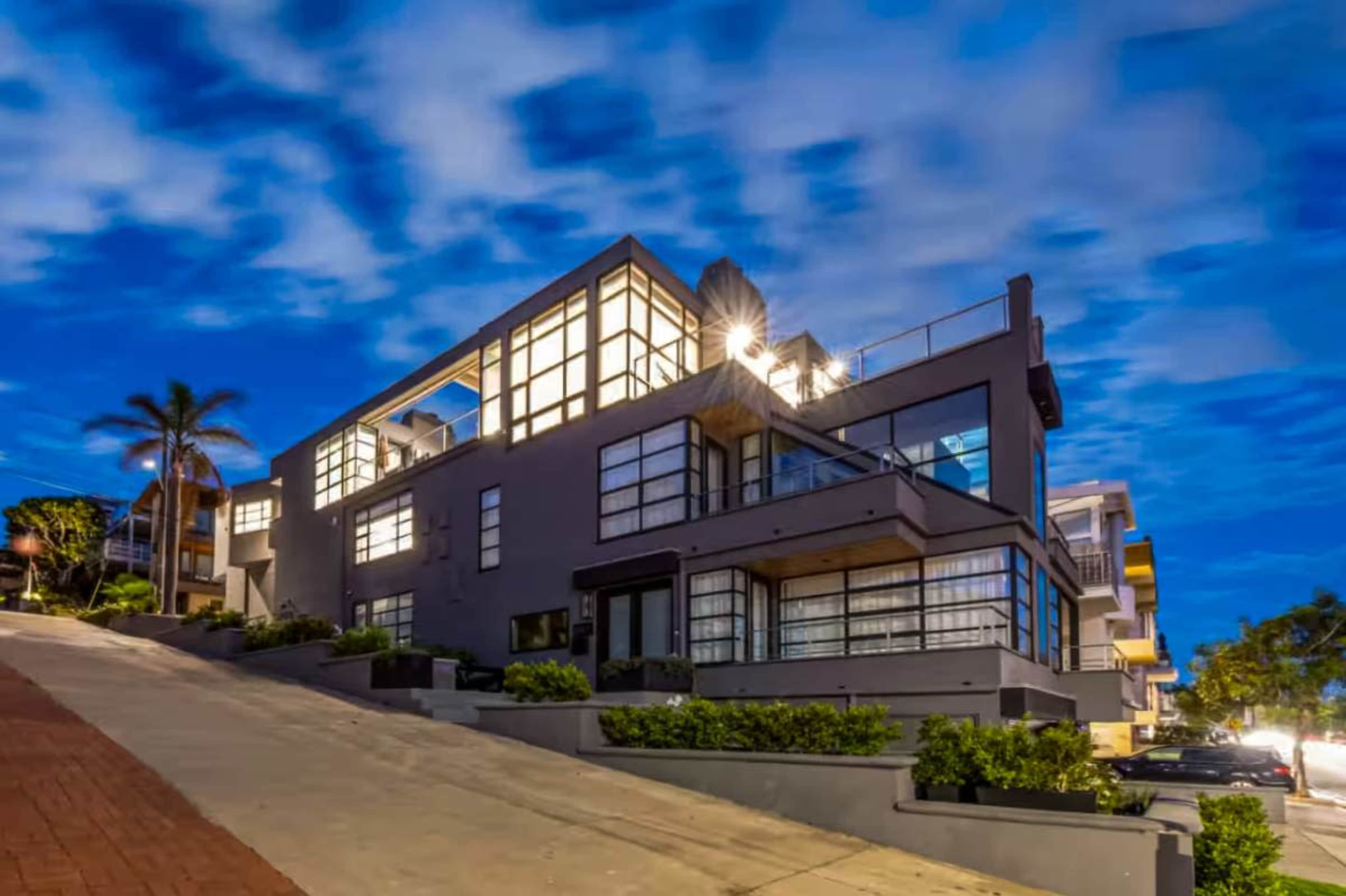 Contemporary House with Warm Light & Flexible Layout — Ideal for Shoots Image in Manhattan Beach, Manhattan Beach, CA