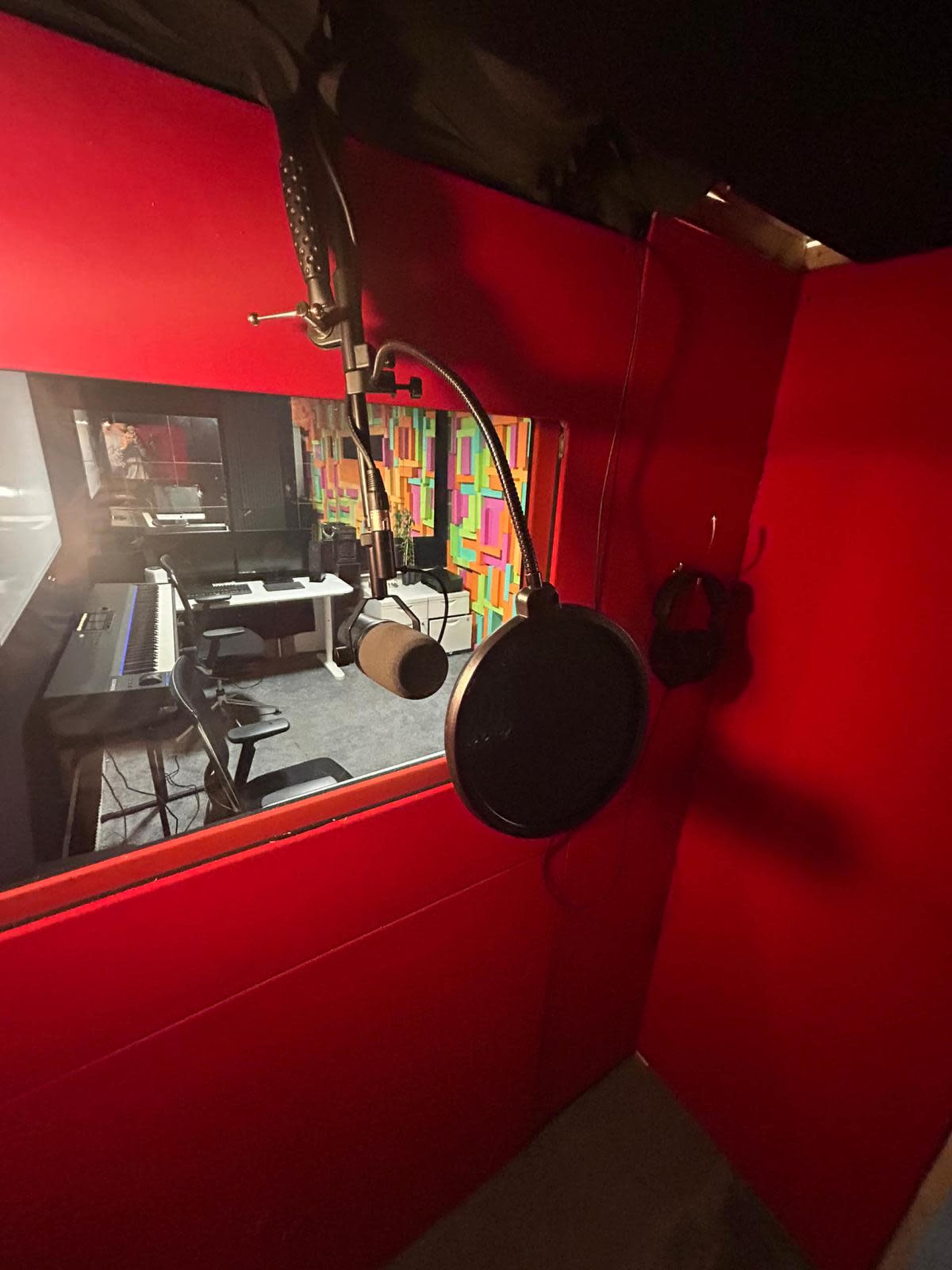 Self-Service 24/7 Vocal Recording Image in London, london, ENG