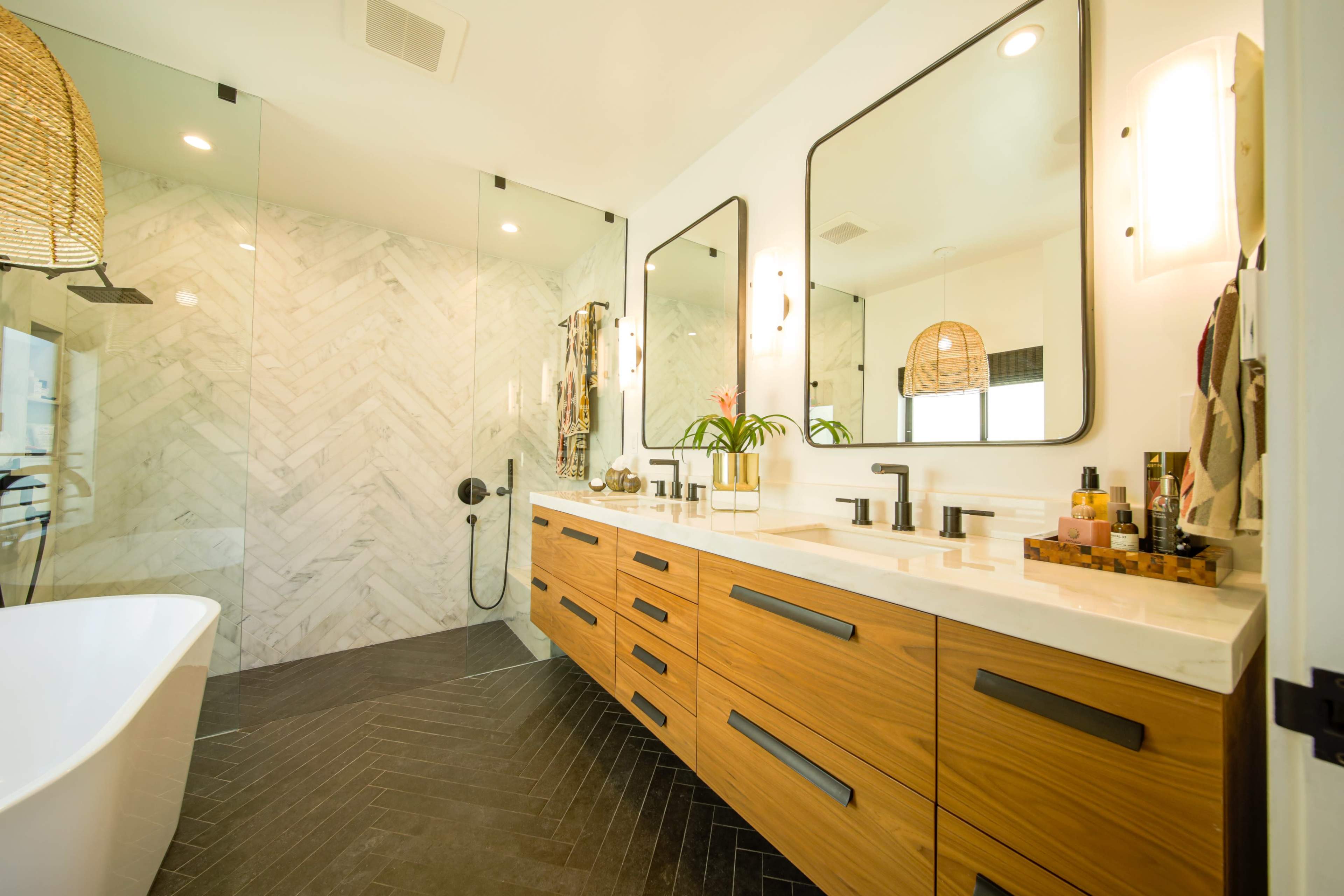 Bright Top-Floor Santa Monica Condo with High Ceilings – Ideal for Film & Photo Shoots Image in Wilshire Montana, Santa Monica, CA