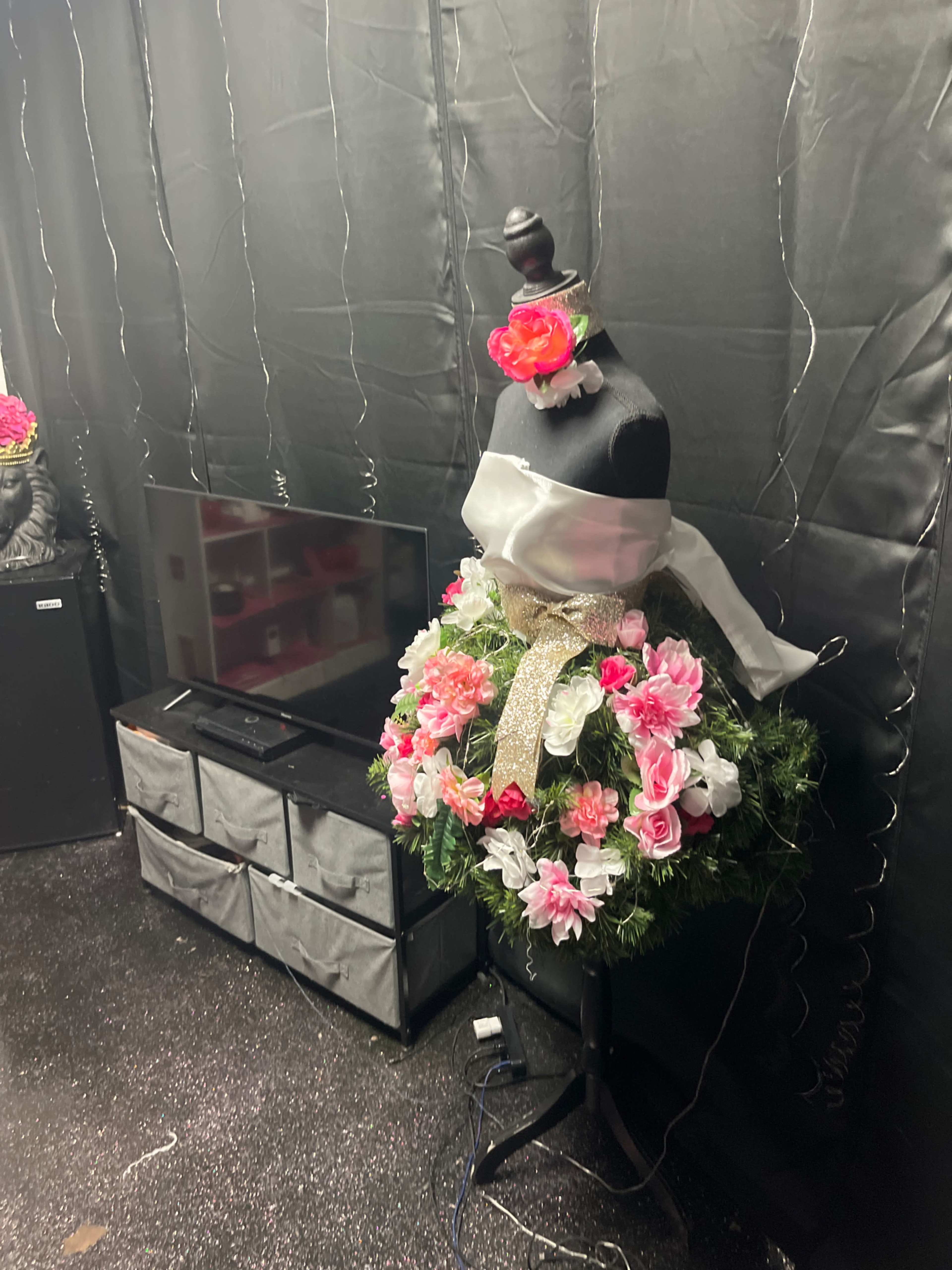 The Pink Palette: Girlfriends’ Paint Night Venue Image in Ashburn, Chicago, IL