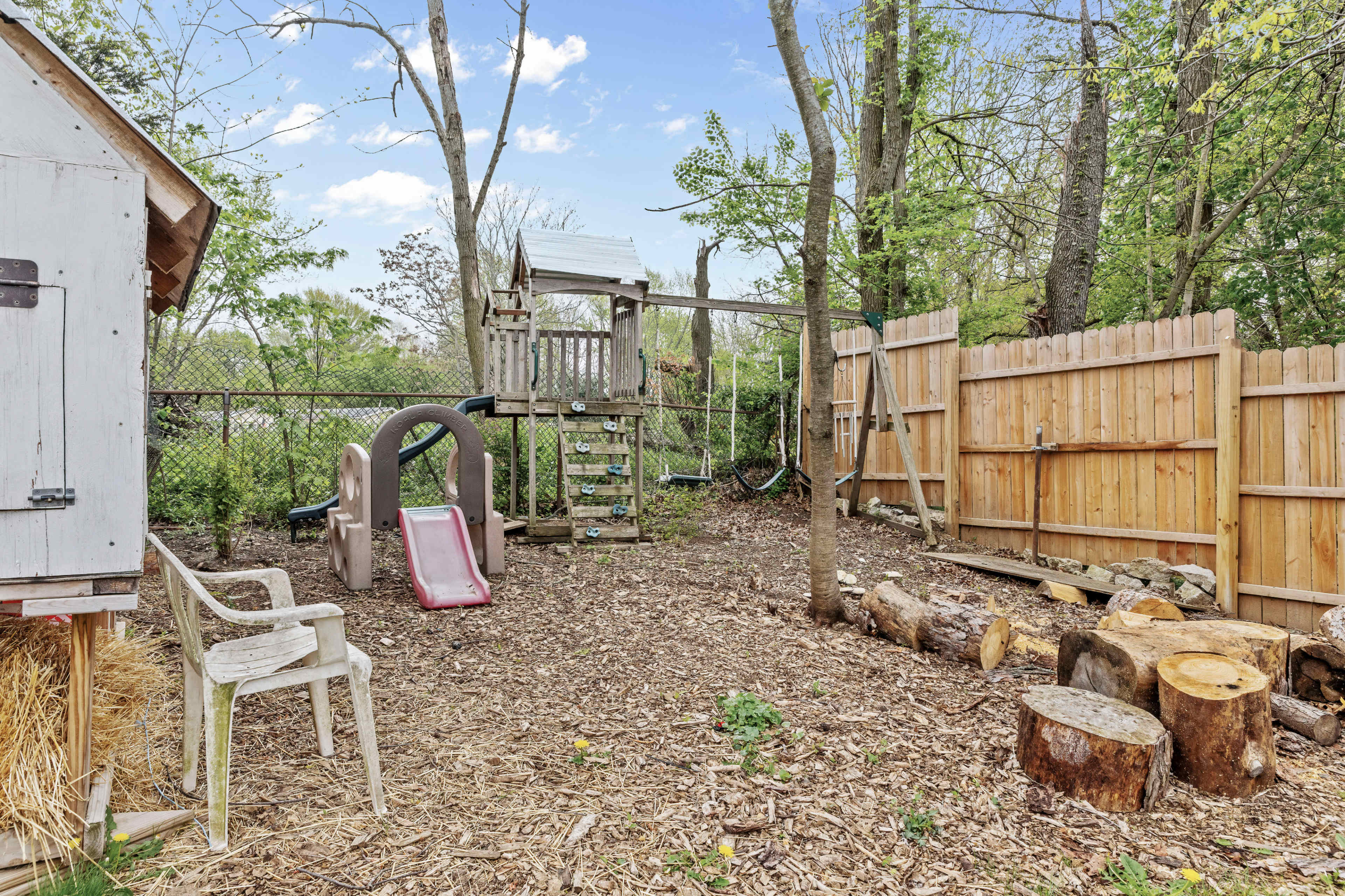 Smart TV | Stocked Kitchen | Minimalist Image in Springfield Township, Akron, OH