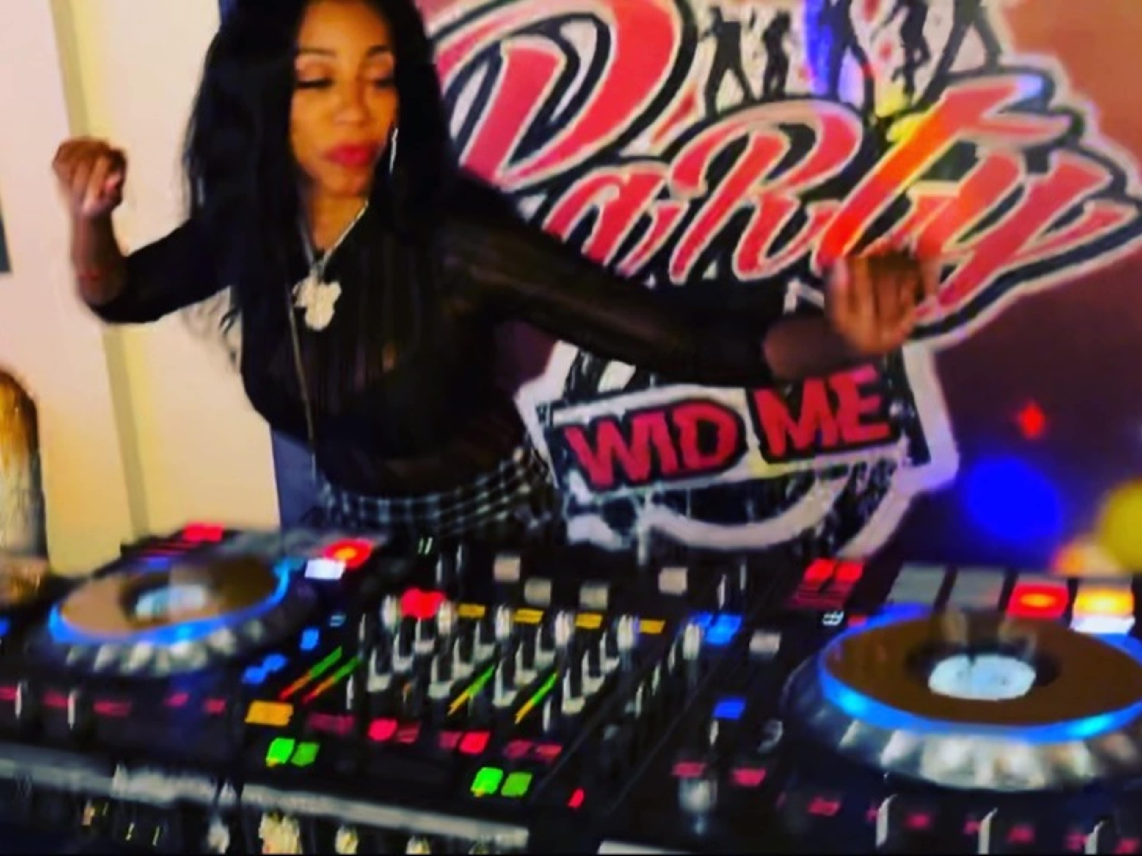 LIVE DJ AND MUSIC