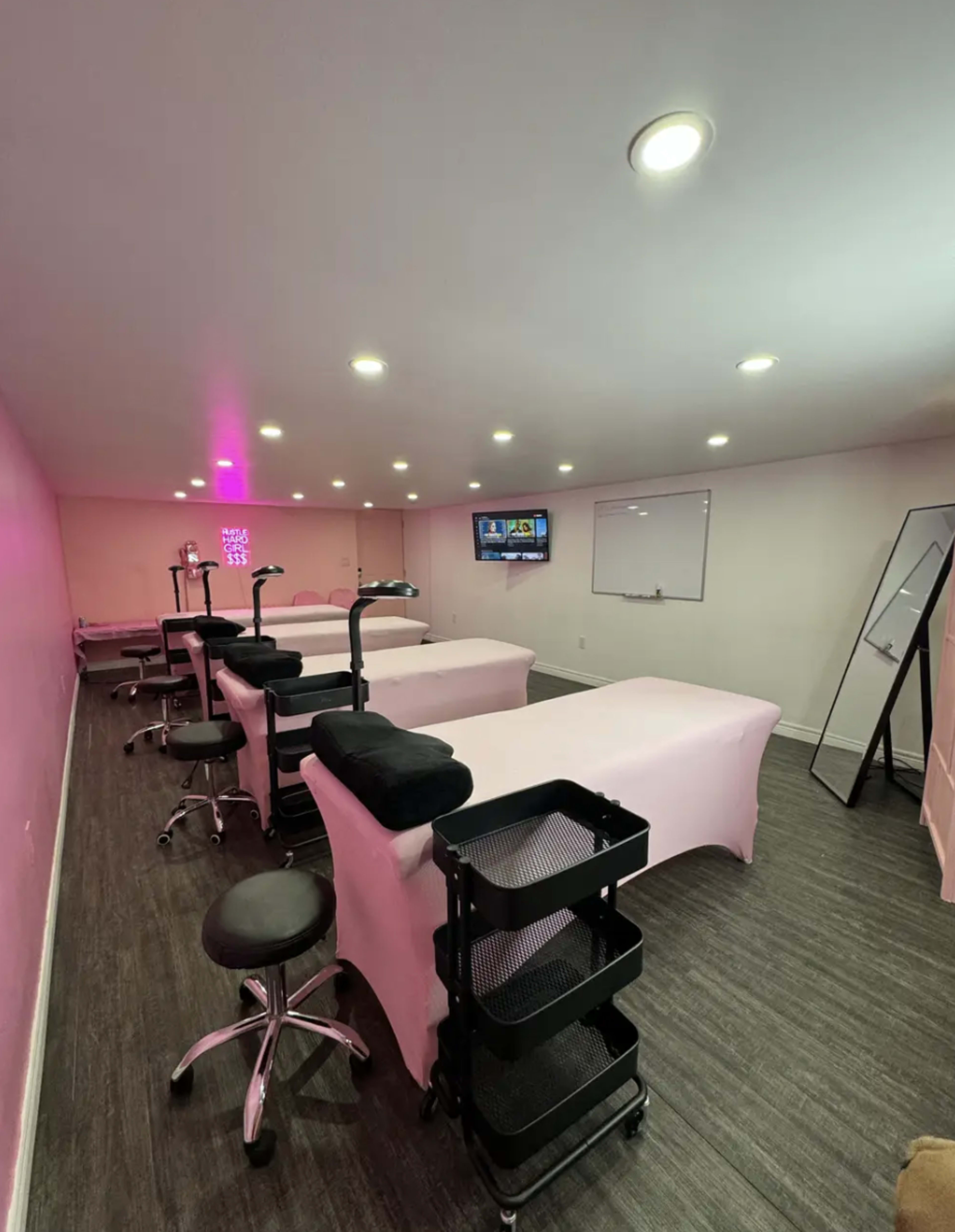 Downtown Training Studio – Spacious Open Concept Beauty Academy Image in Bracondale Hill, Toronto, ON
