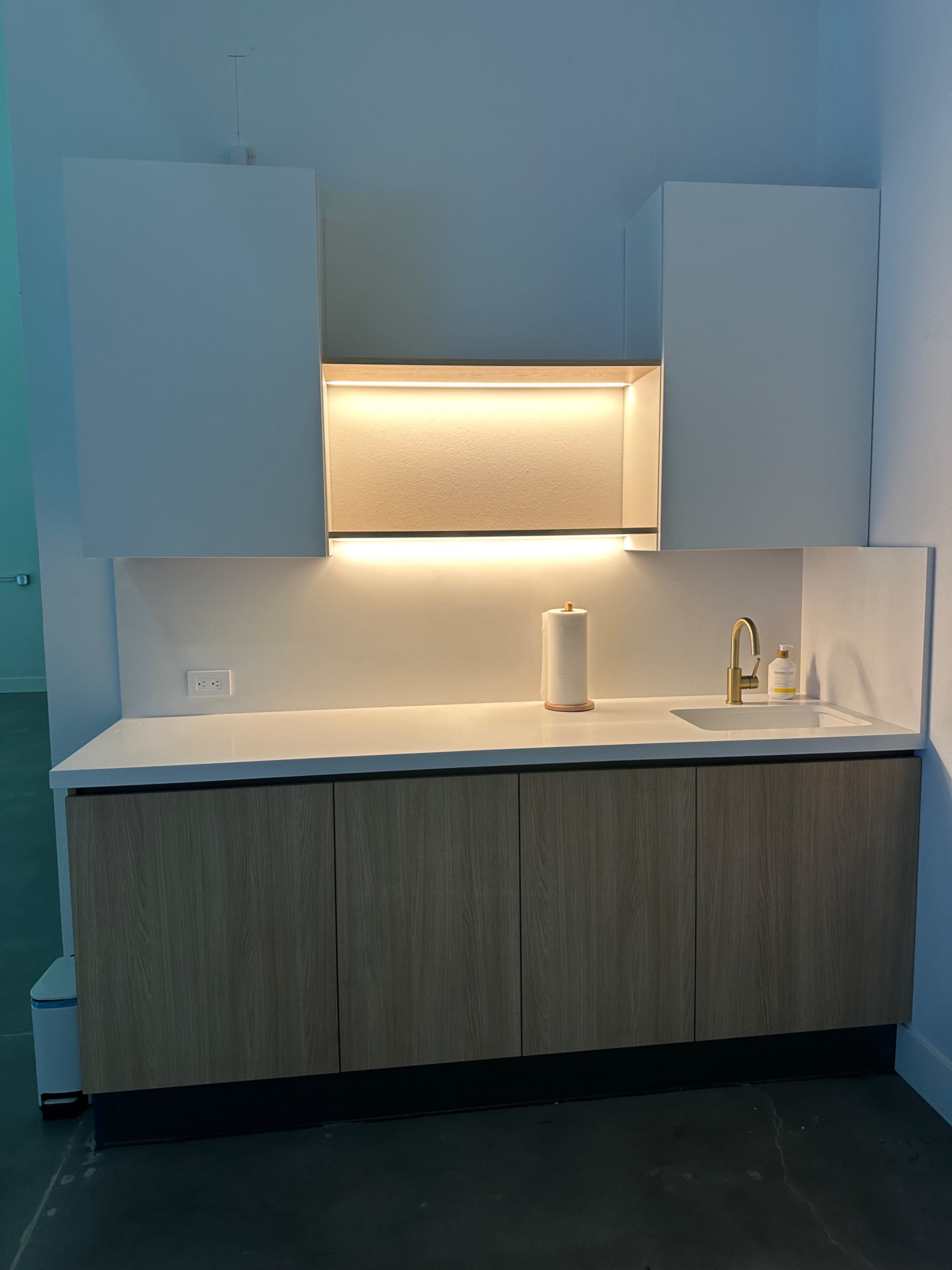 Large luxurious projection warehouse and office Image in Irvine Research Center, Irvine, CA