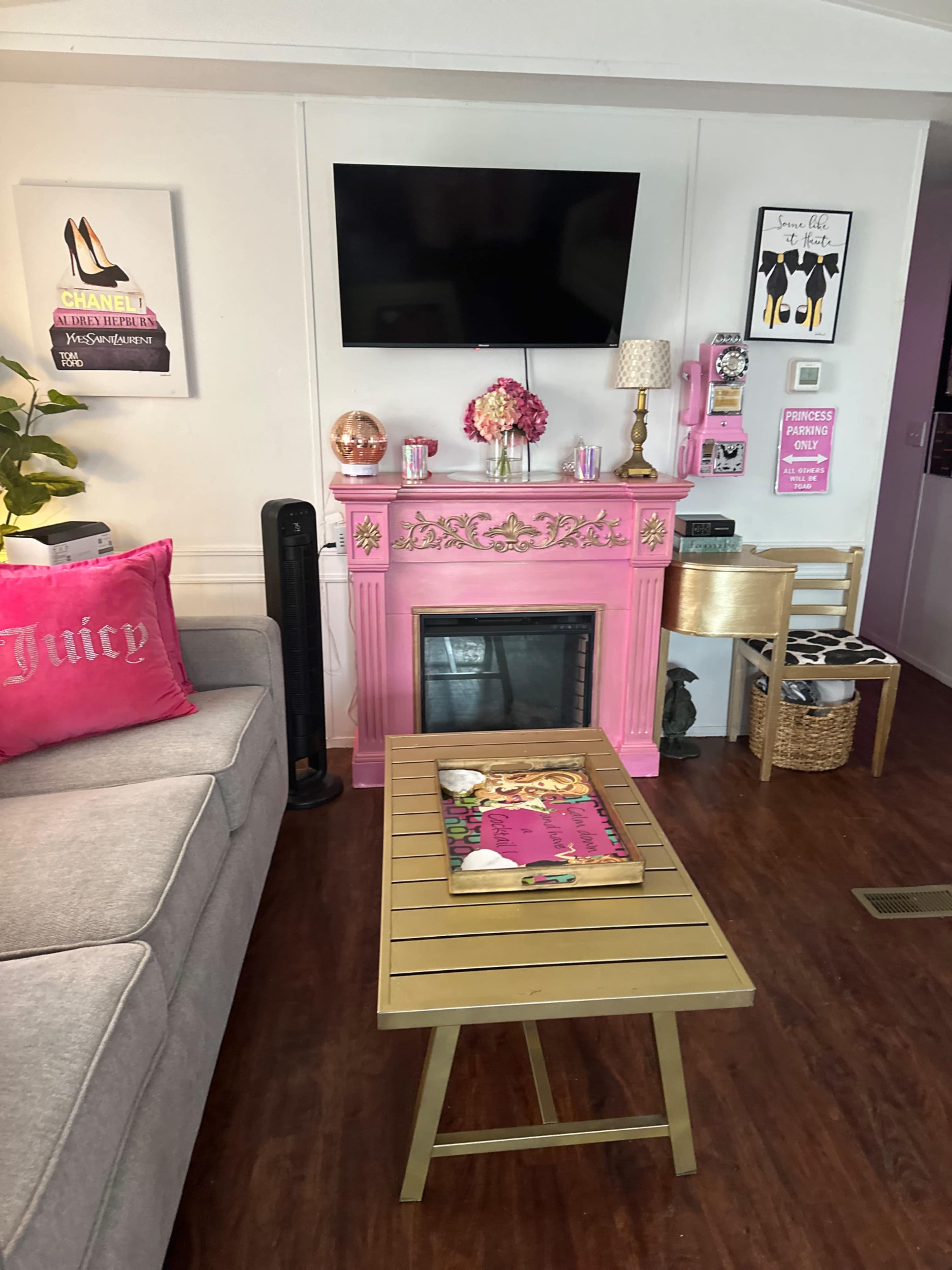 Cozy Pink Cottage near the Guadalupe River and shopping. Image in Canyon Lake, New Braunfels, TX