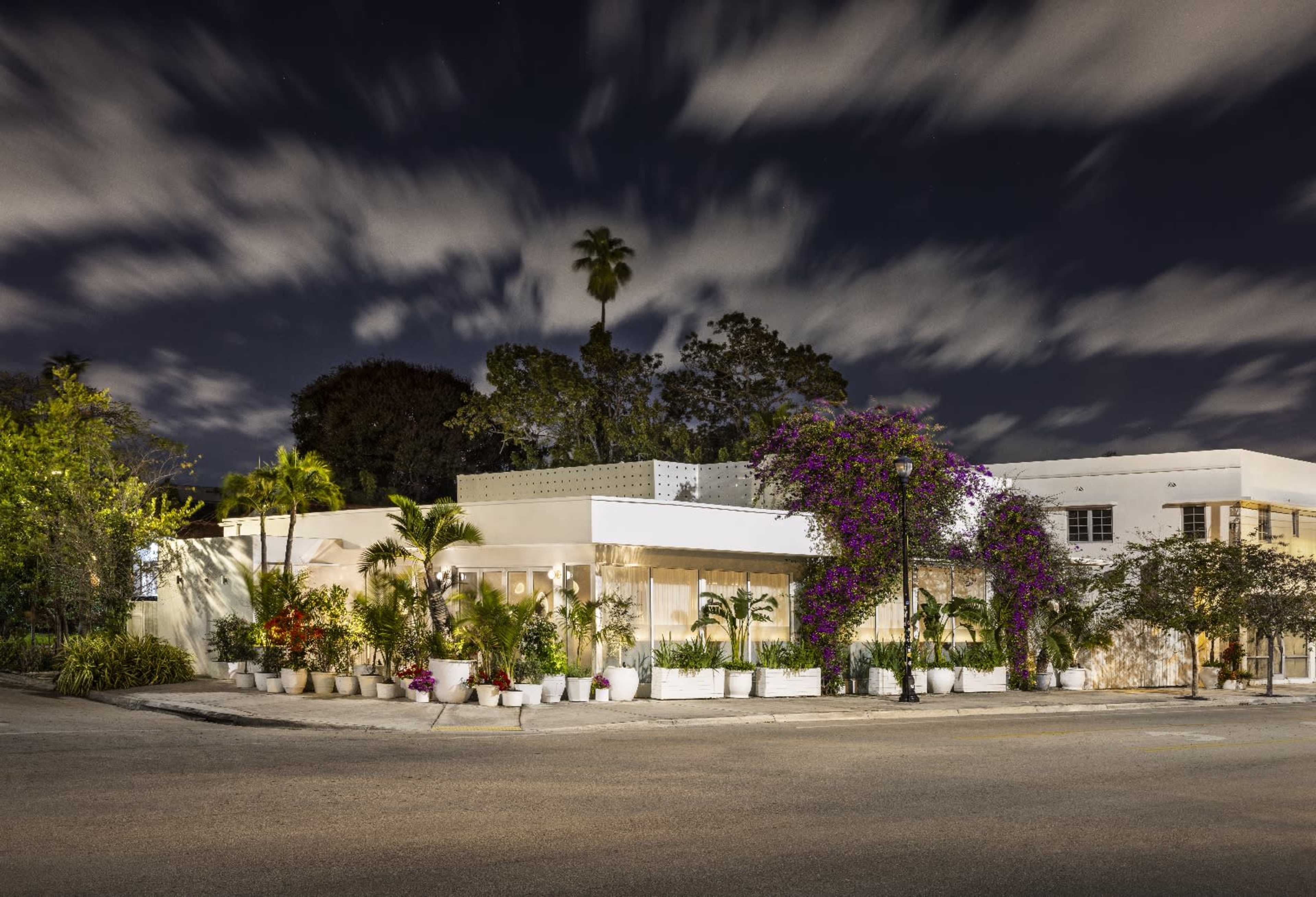 Mediterranean Vibe Restaurant with Large Outdoor Patio Image in Miami, Miami, FL