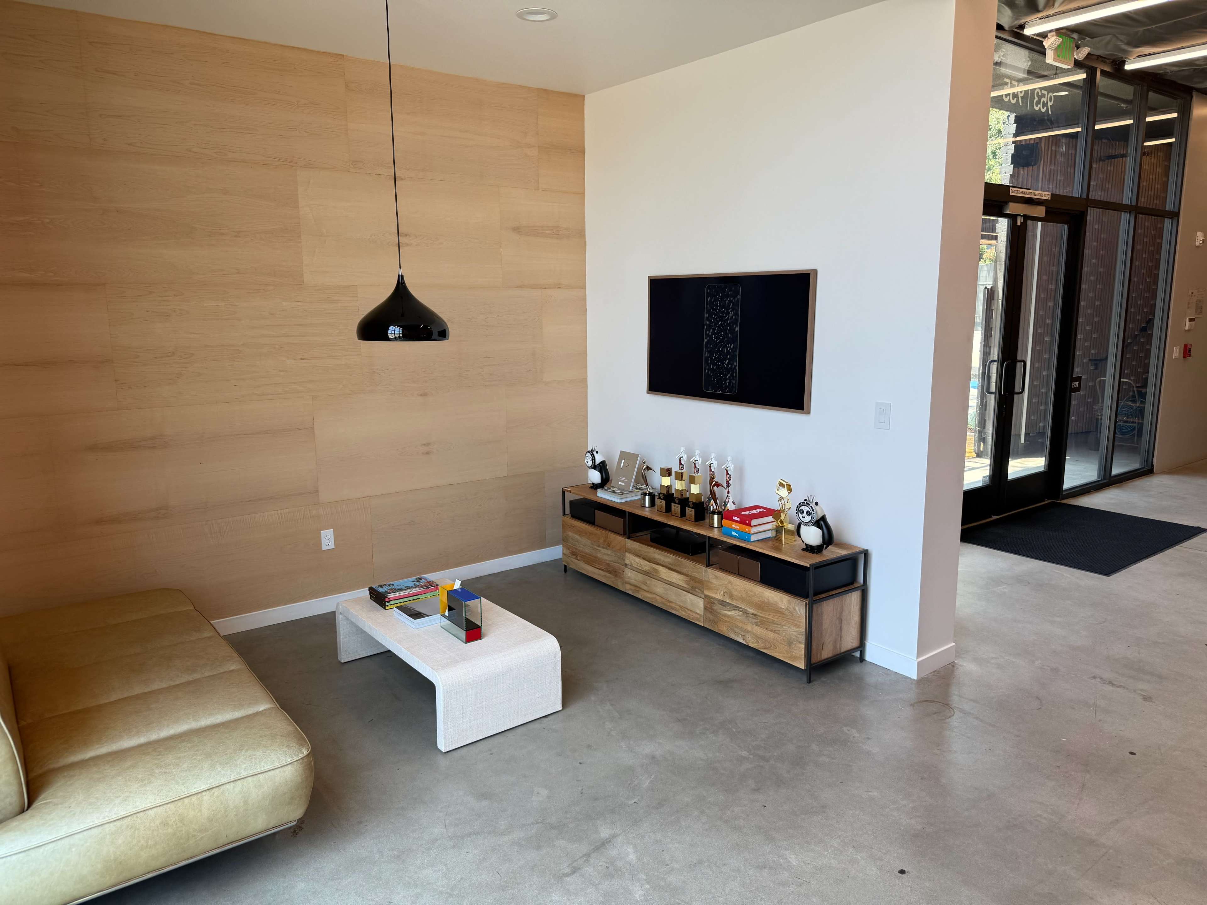 Modern Office Lobby / Lounge Image in Historic Highlands, Pasadena, CA