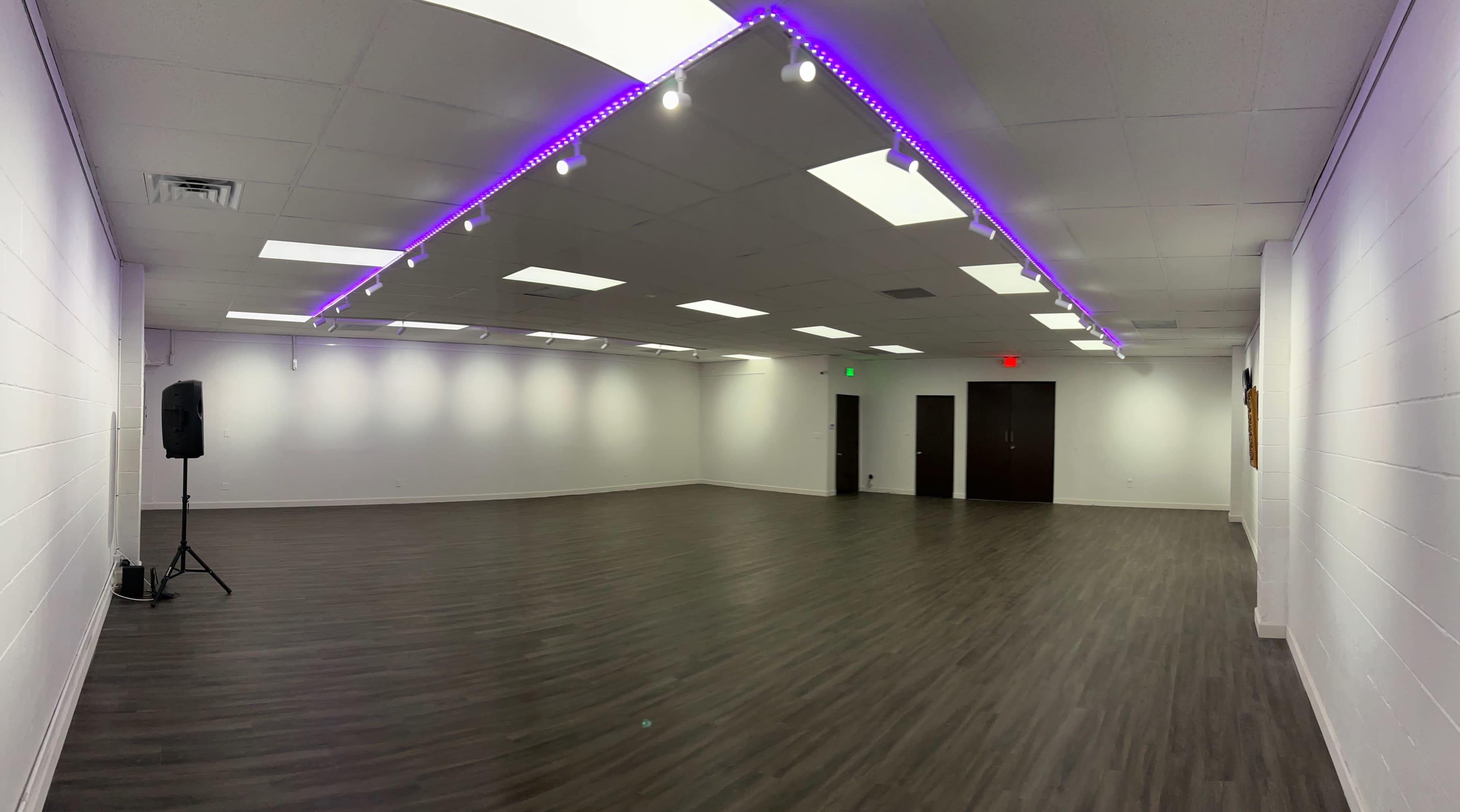 1,600 sq ft Modern Open Clean Event Space Fully Equipped Image in Moorpark, Glendale, CA