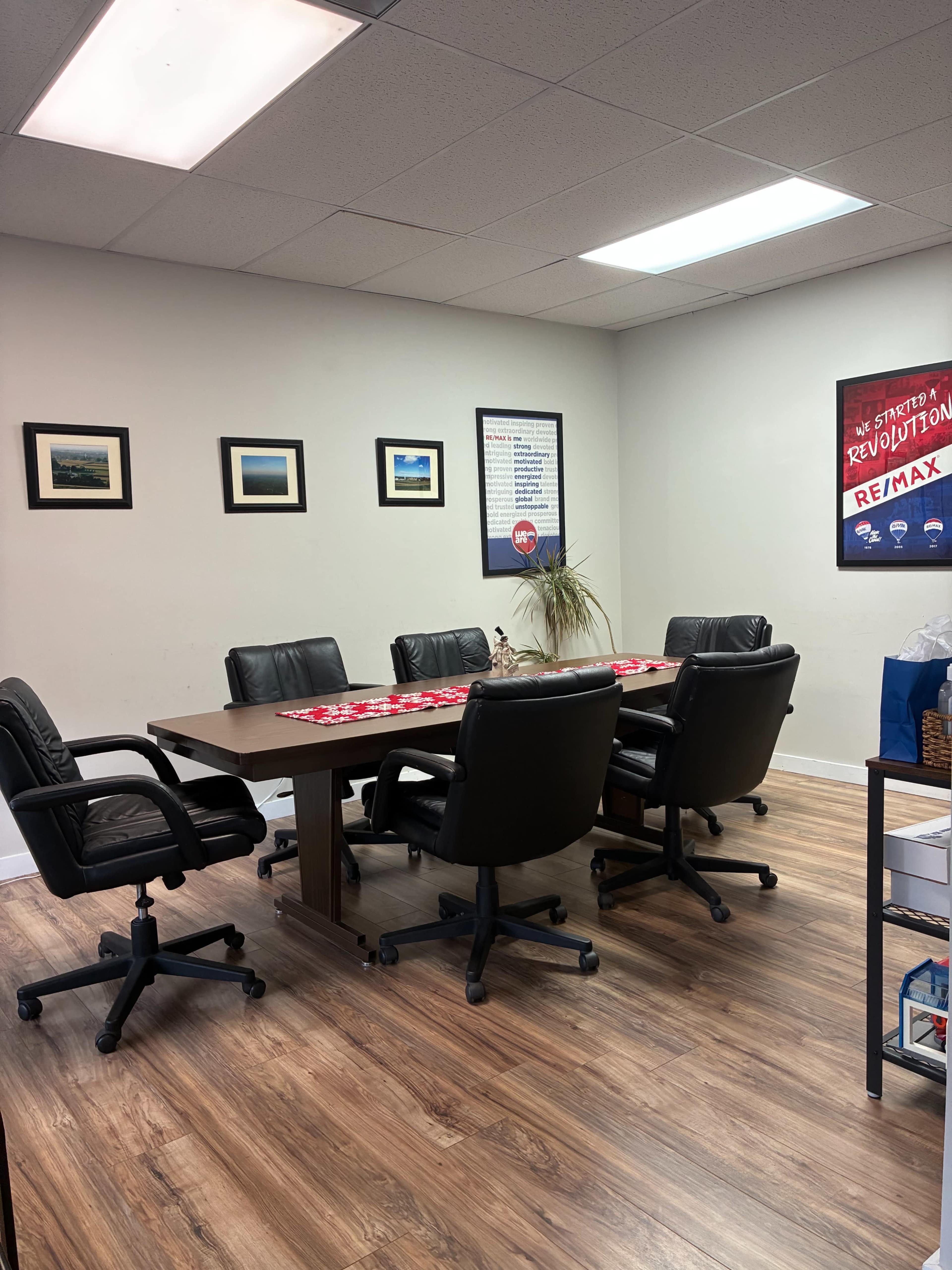 Professional Conference Room – Seats 10 with Smart TV & Parking Image in West Sadsbury Township, Downingtown, PA