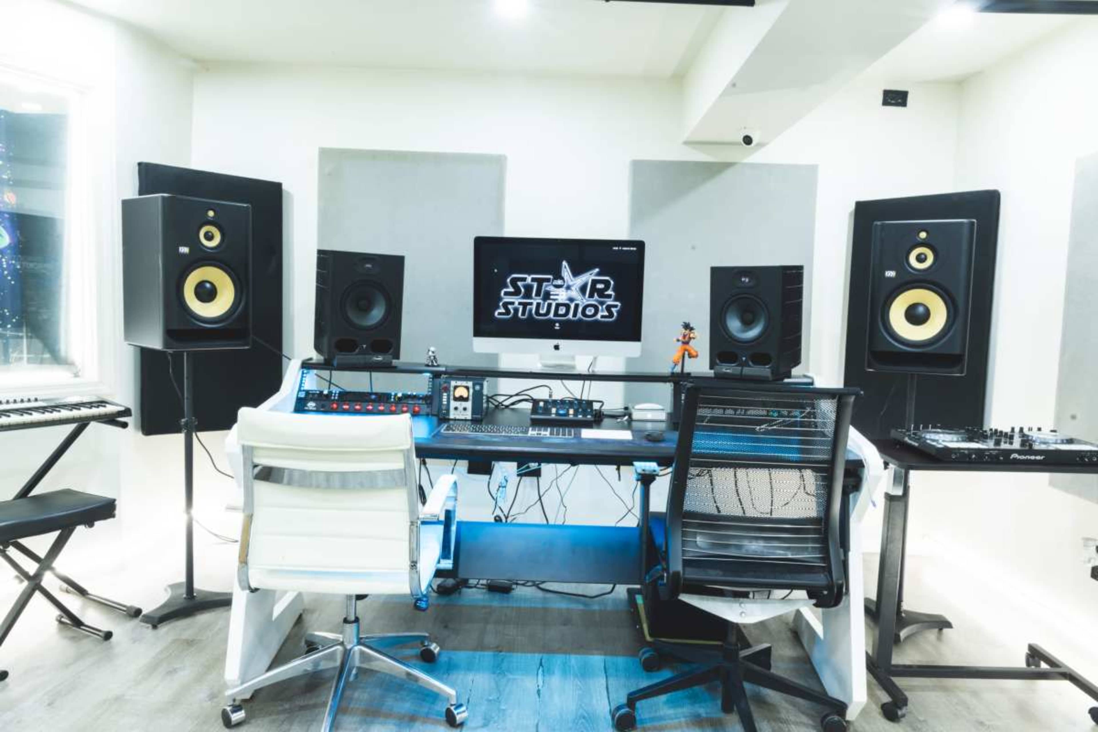 BROOKLYN - VIDEO AND PHOTO STUDIO / RECORDING STUDIO , ABSTRACT ROOMY Image in Cypress Hills, Brooklyn, NY