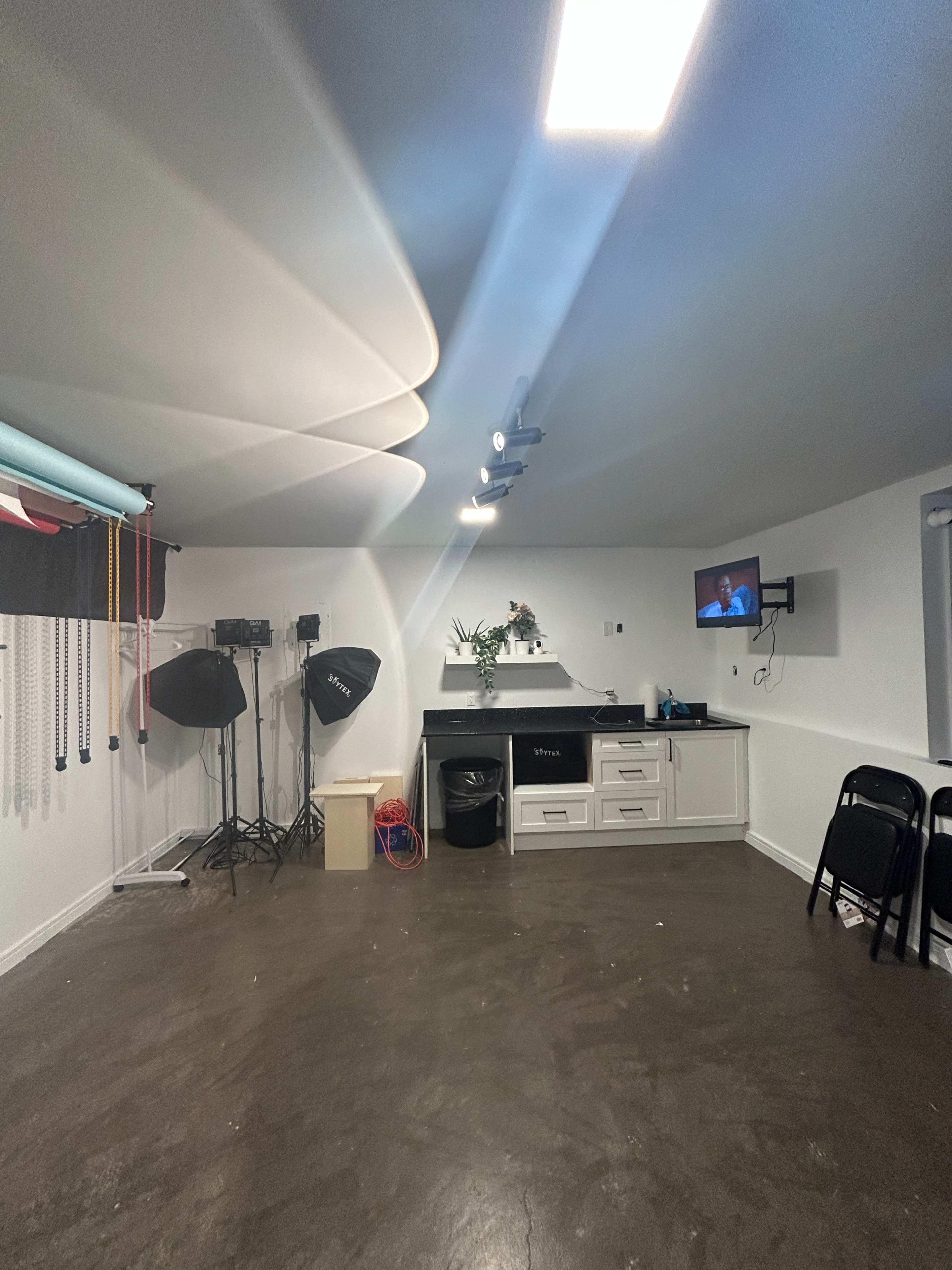 Cozy Basement Photo/video Studio Image in Alderwood, Etobicoke, ON