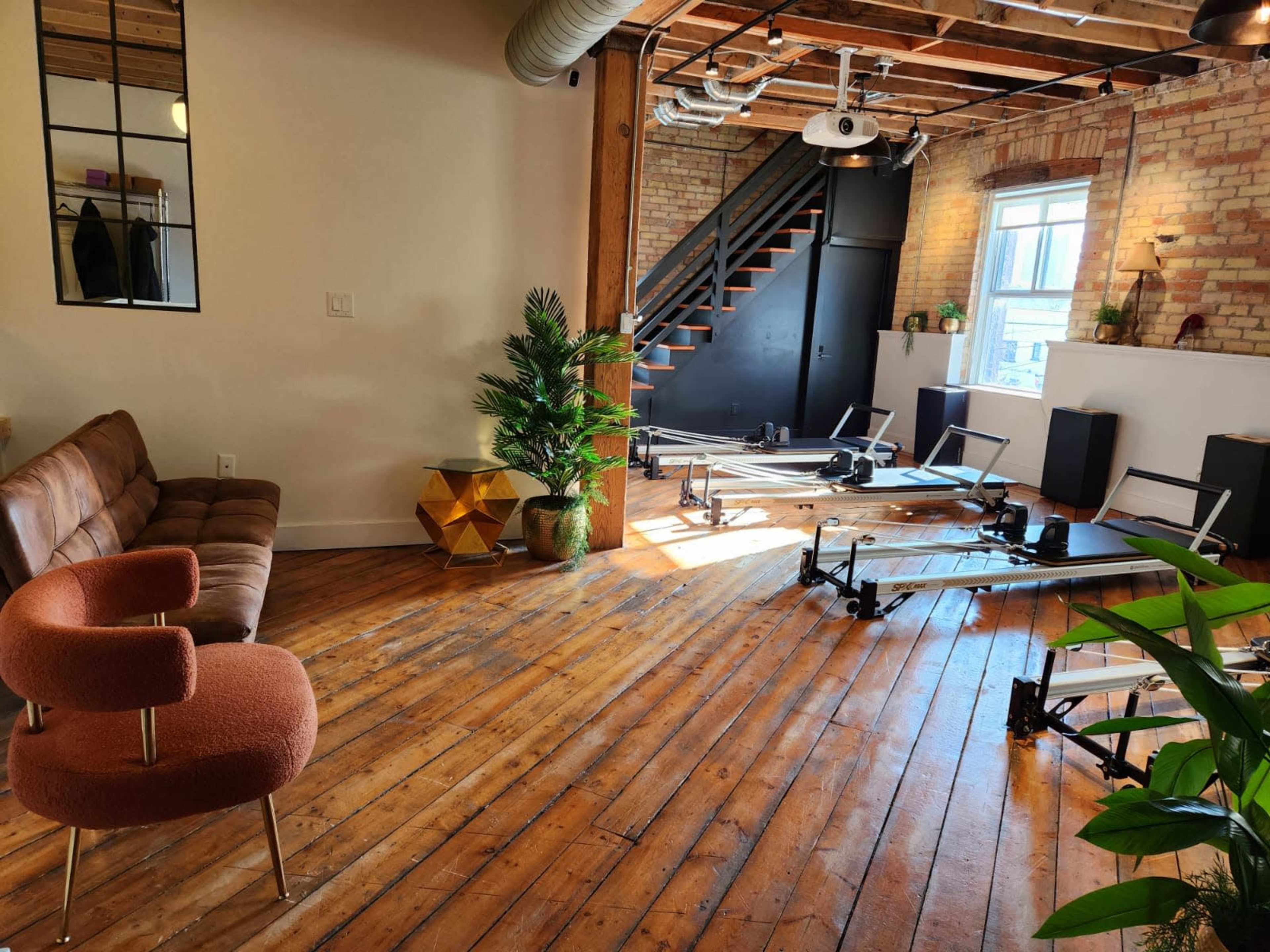 Loft Space with Full Kitchen, Exposed Brick, Wooden Floor with Photo Backdrop, Sound system Image in Trinity-Bellwoods, Toronto, ON