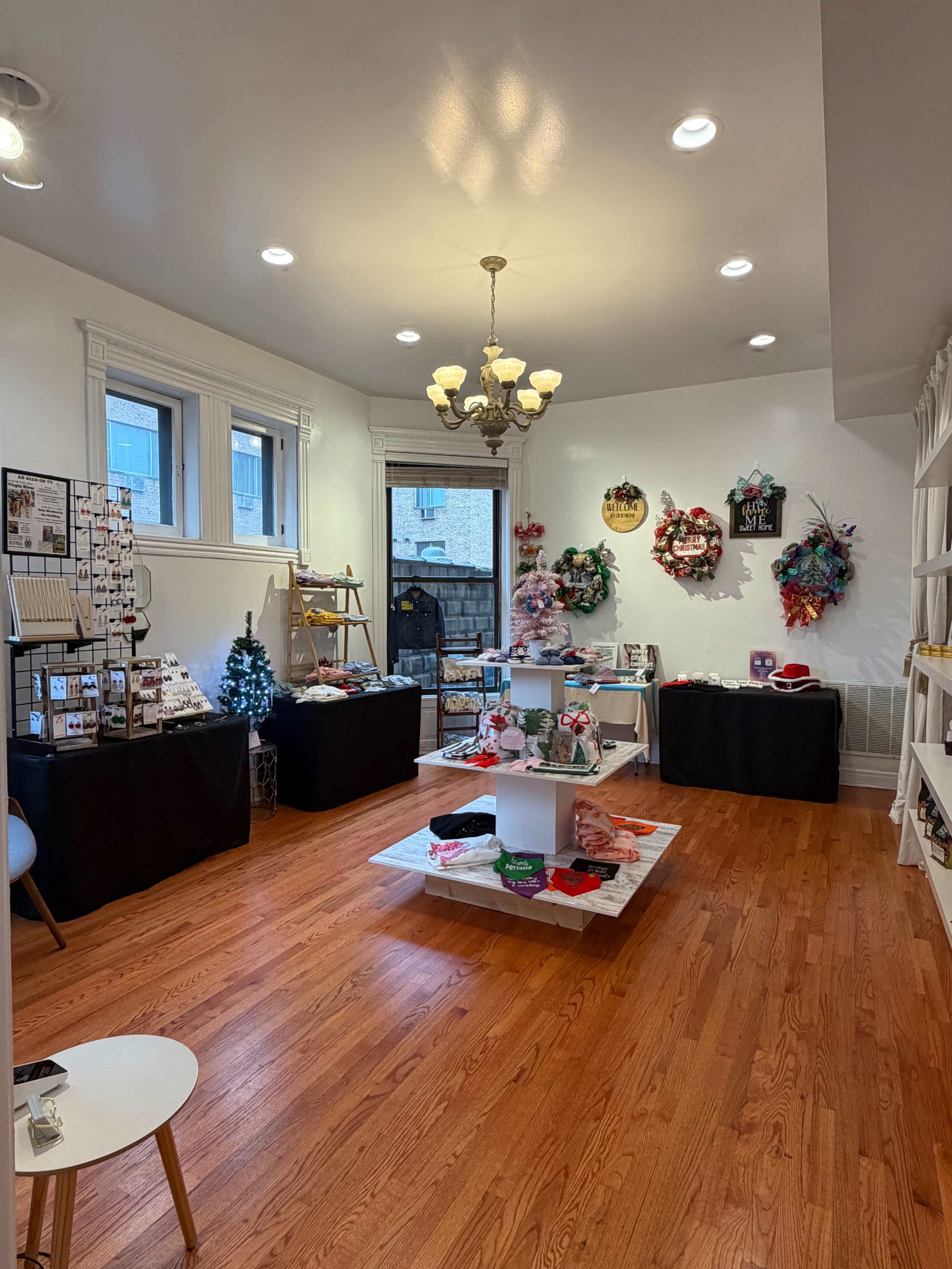 Charming Space in Lincoln Park With Lots of Sunlight and Great Empty Space! Image in Lincoln Park, Chicago, IL