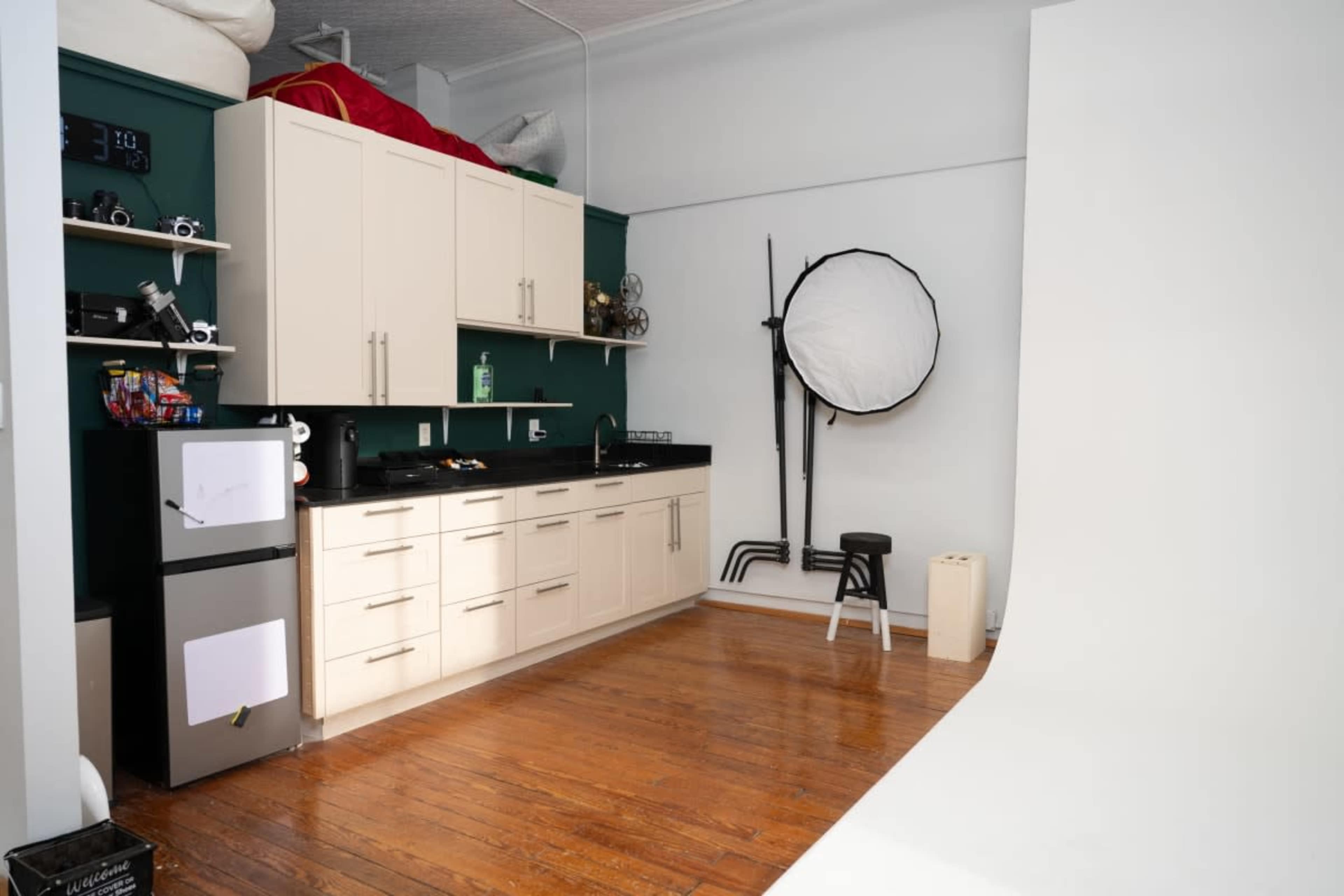 Downtown Studio with Cyc Wall & Natural Light Image in Downtown, Richmond, VA