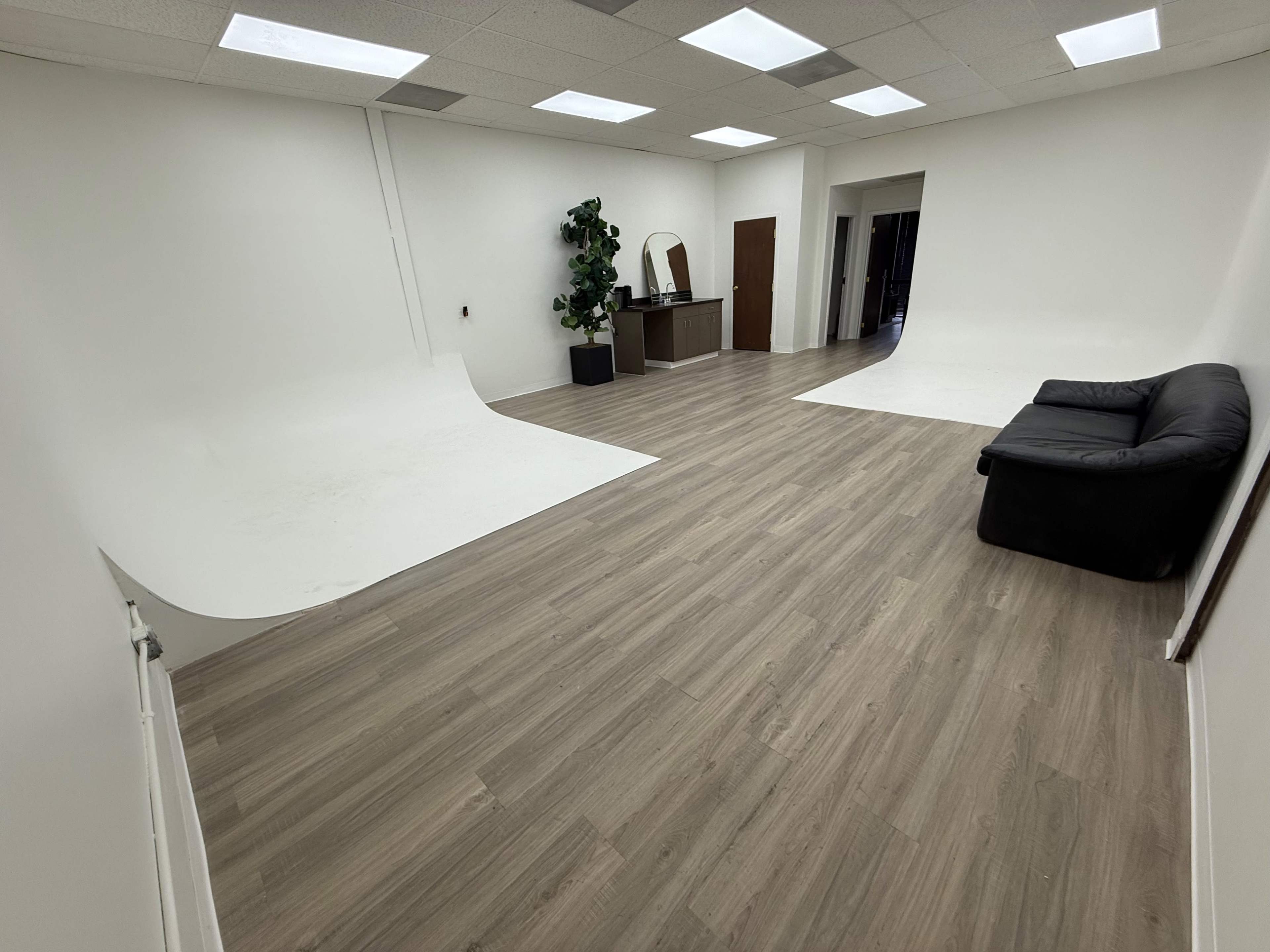 Full Studio -Modern Photography/Videograhy Studio w/ CYC Wall & Props in Denver Image in Twin Lakes, Denver, CO