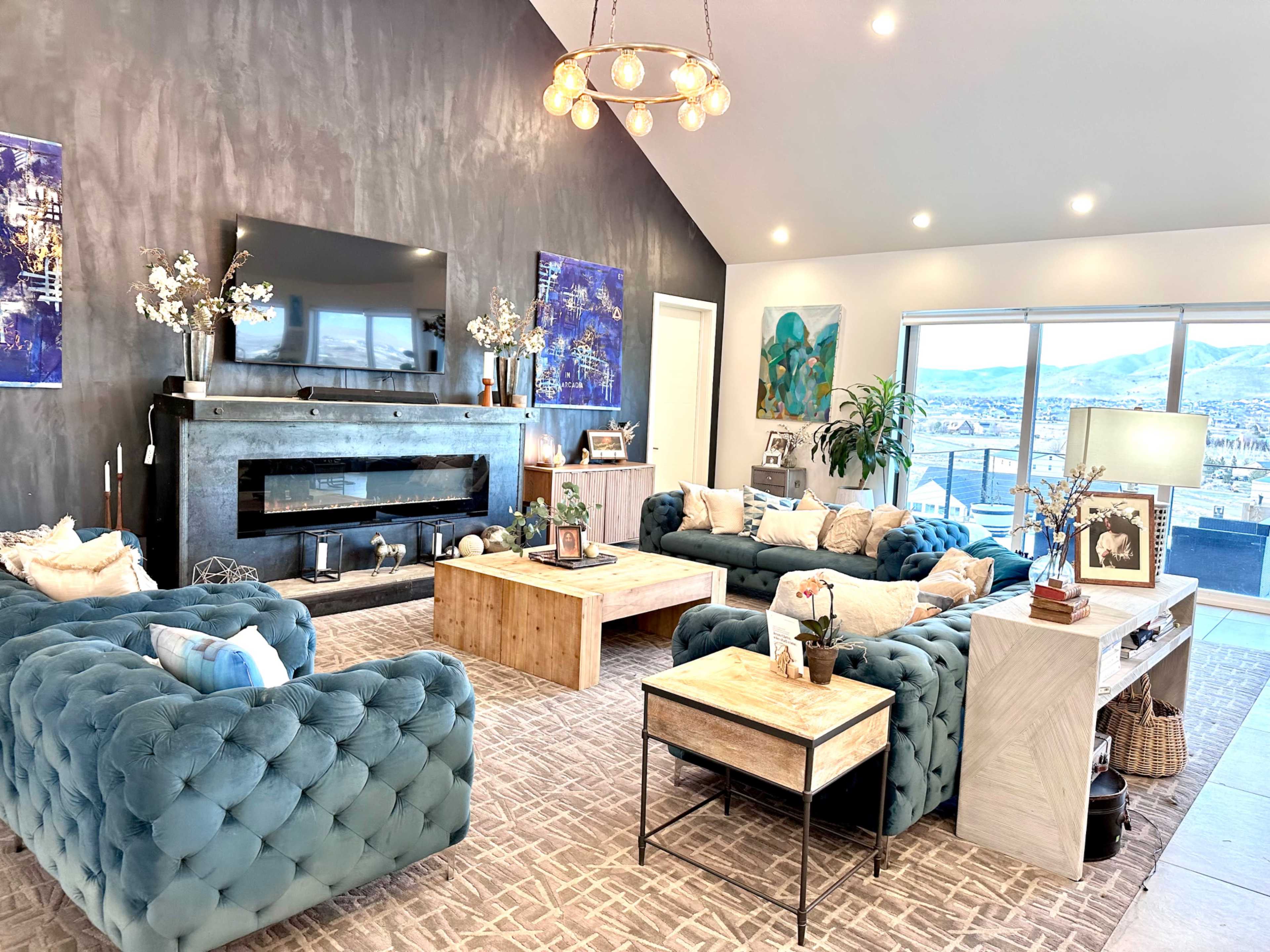 Modern house in the countryside with large open plan great room that has 18 foot 6 ceiling. Image in , Eagle Mountain, UT