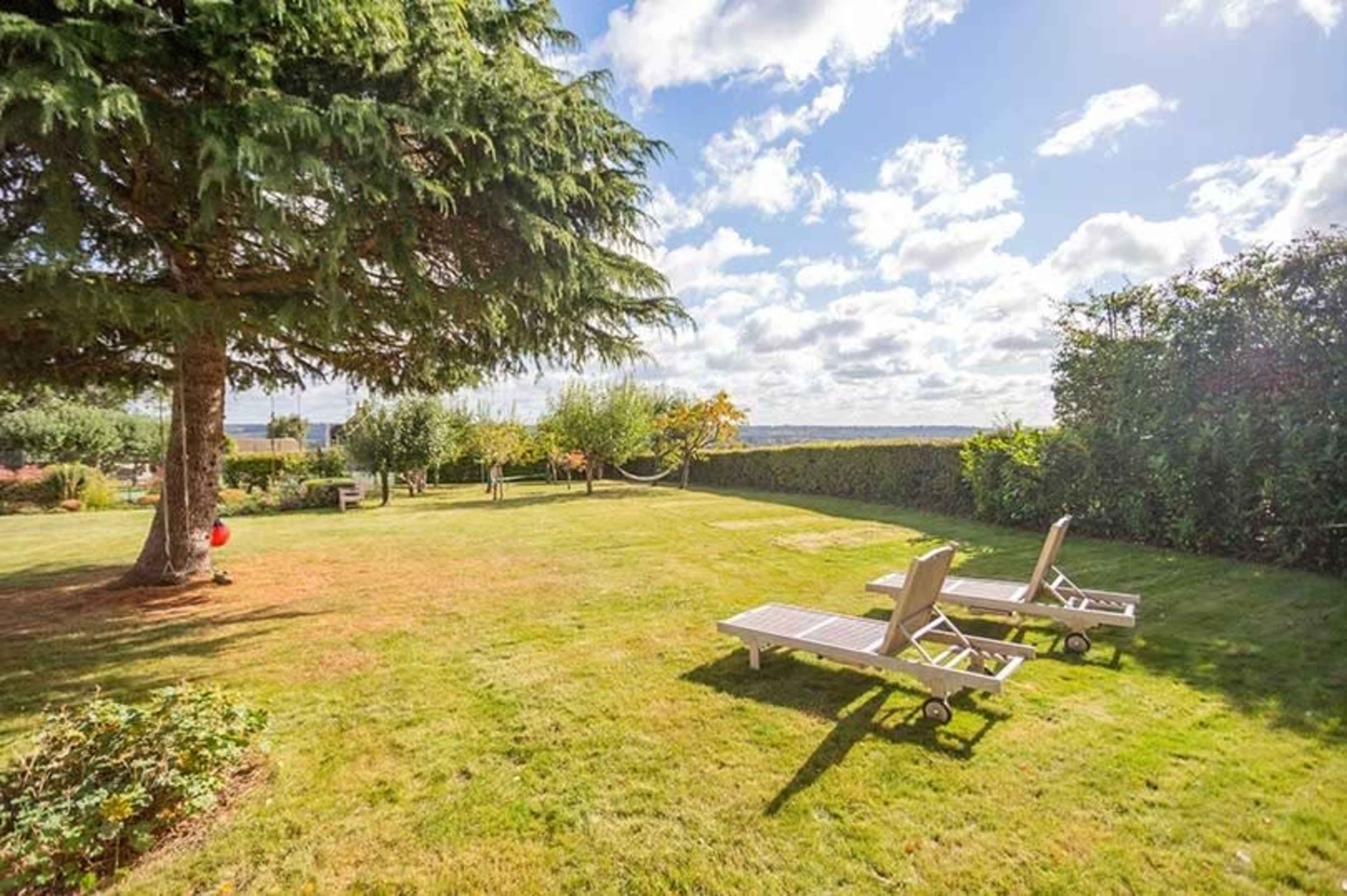 Country Cottage with Tennis Court Image in Cookham Dean, Maidenhead, ENG