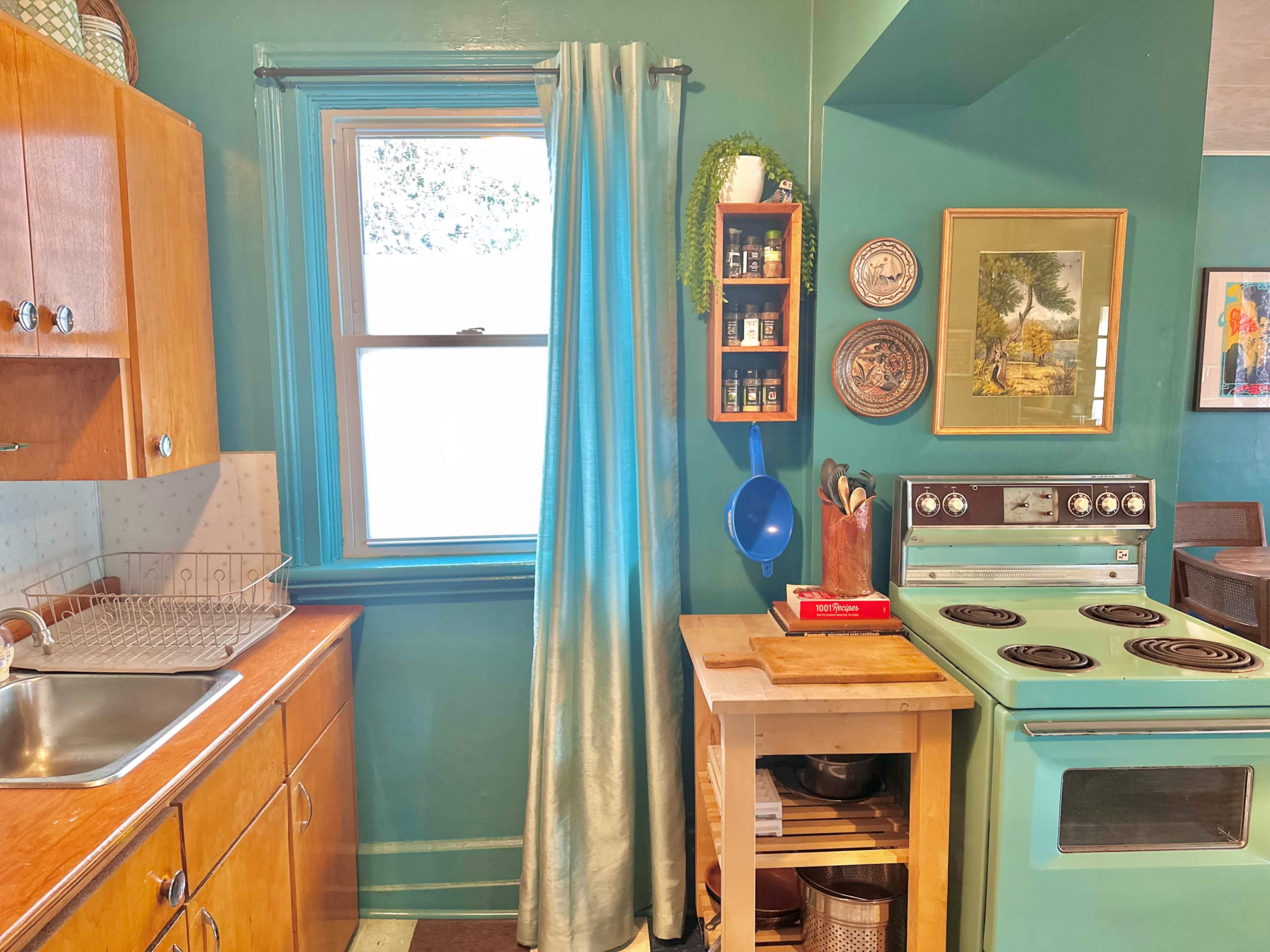 Eclectic Moody Bohemian Apartment Image in , Niagara Falls, ON