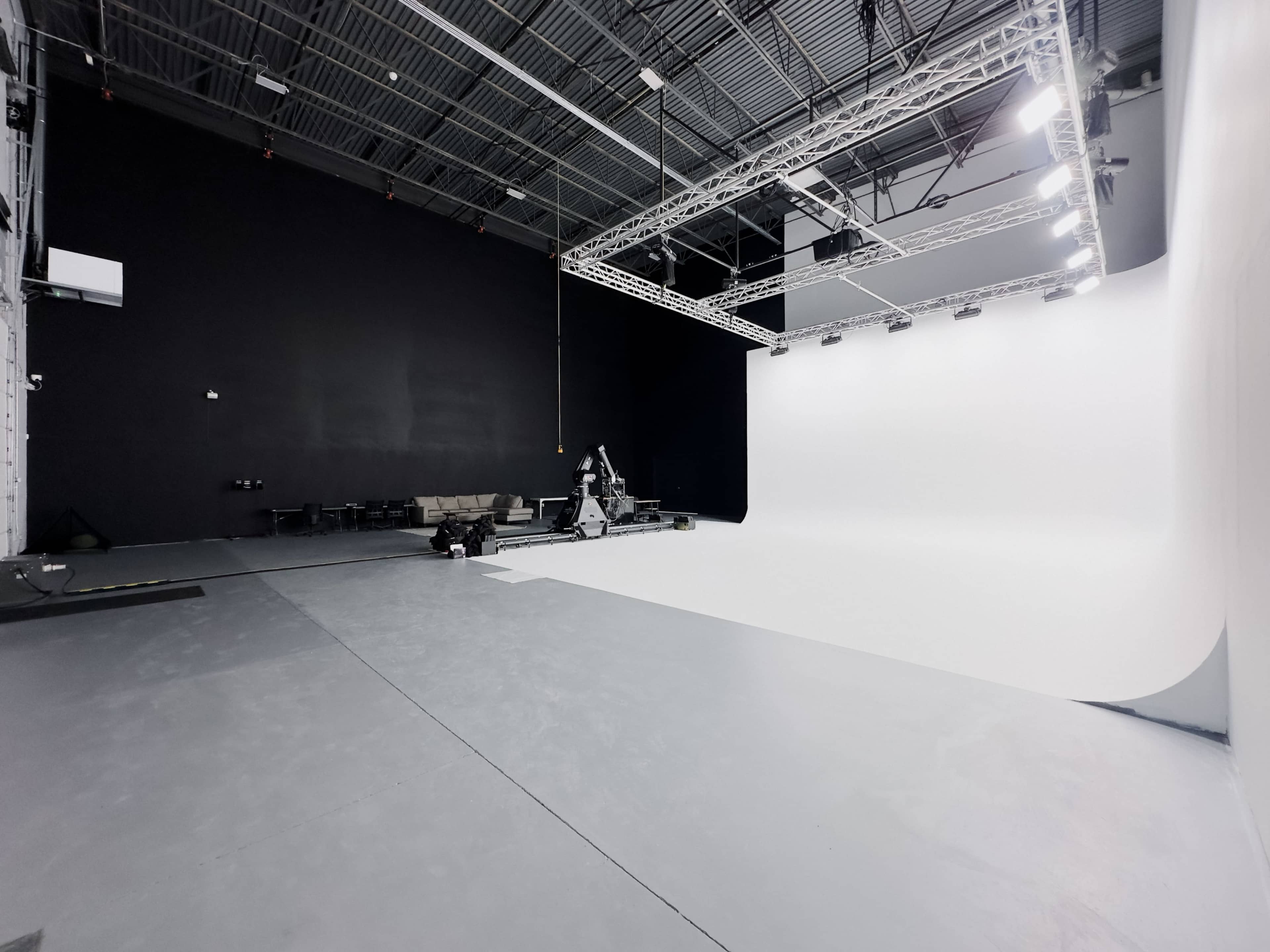 900 sqft 2- Wall Infinity Cyc Wall Studio (30'x30'x18') Image in Springville, Springville, UT
