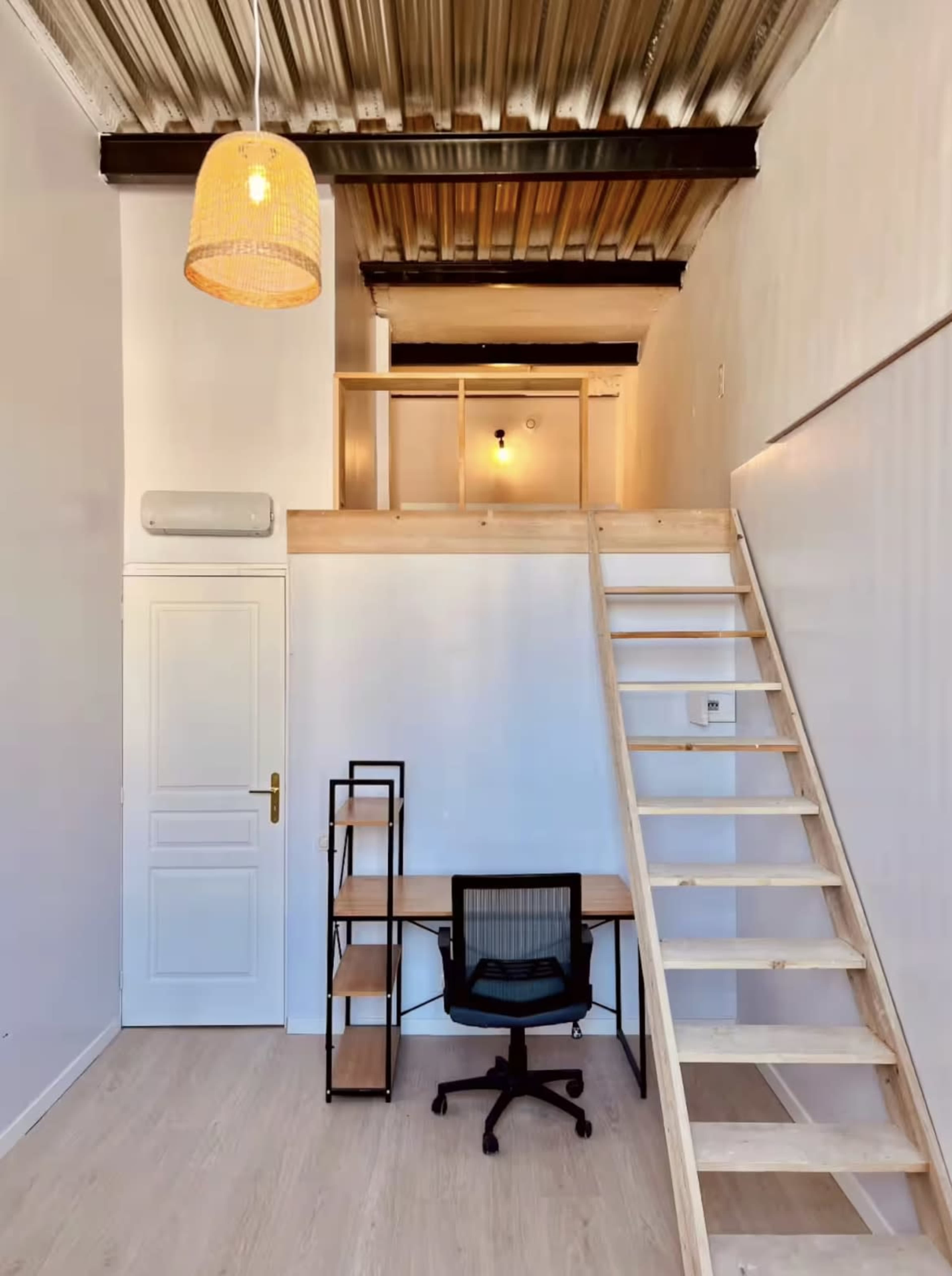 Loft atypique de 150m2 avec 4 chambres et une terrasse extérieure Image in Saint-Louis, Marseille