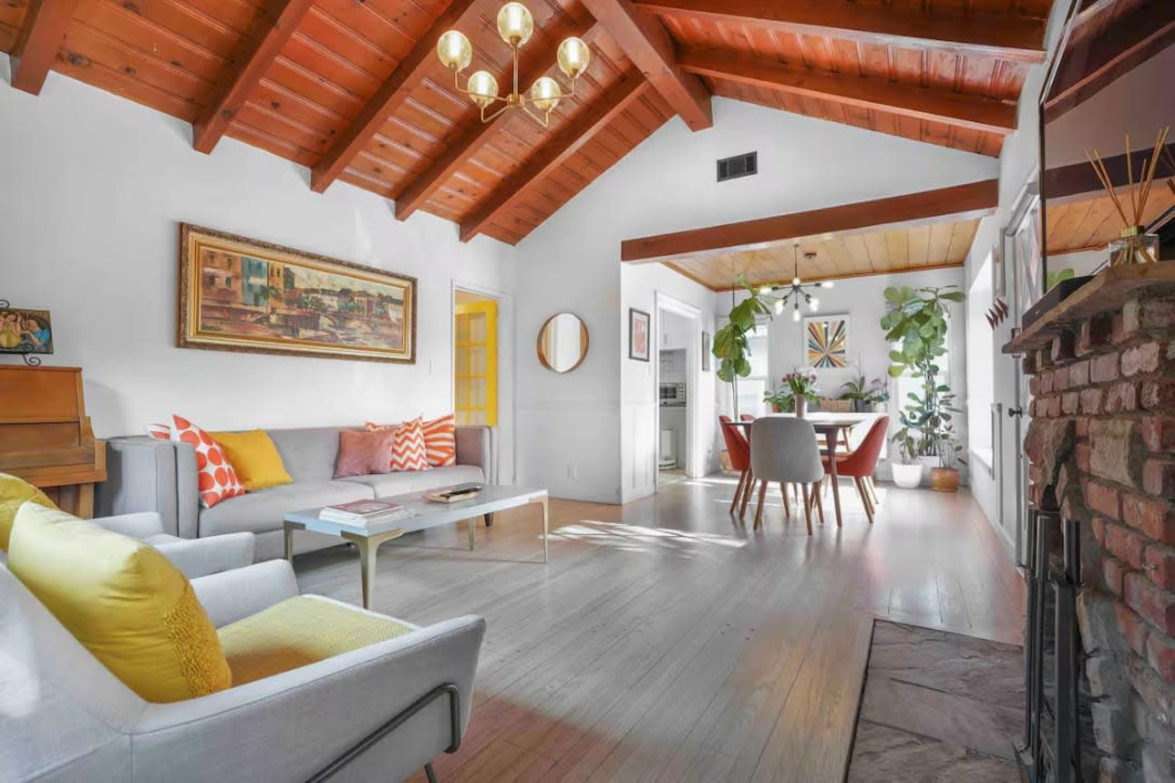 Clean, Modern Home — Perfect for Photo, Video & Creative Projects Image in Toluca Lake, Los Angeles, CA