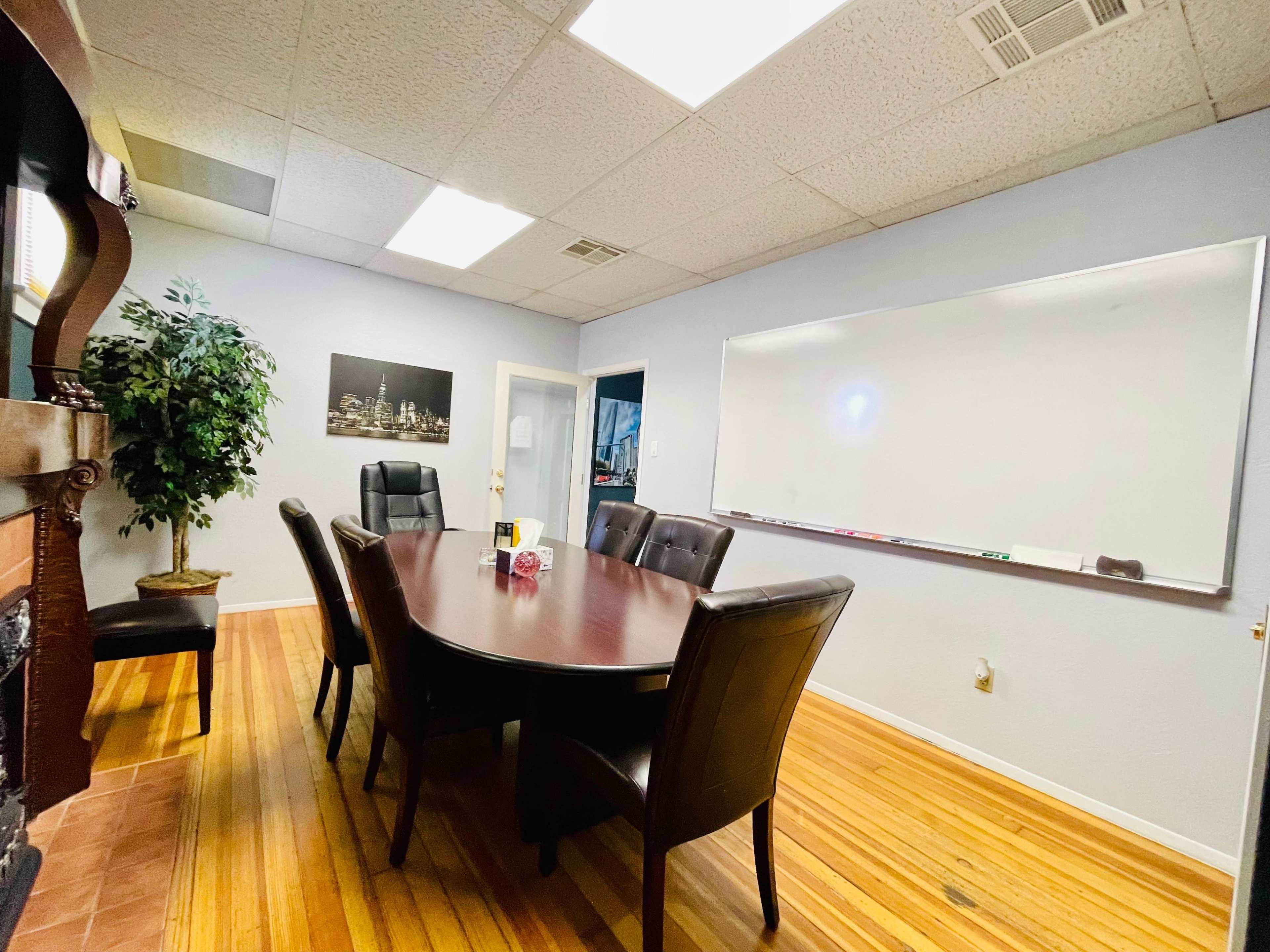 Central area meeting room inside office building, five minutes away from downtown in 20 minutes away from airport. Image in Highland Park, El Paso, TX