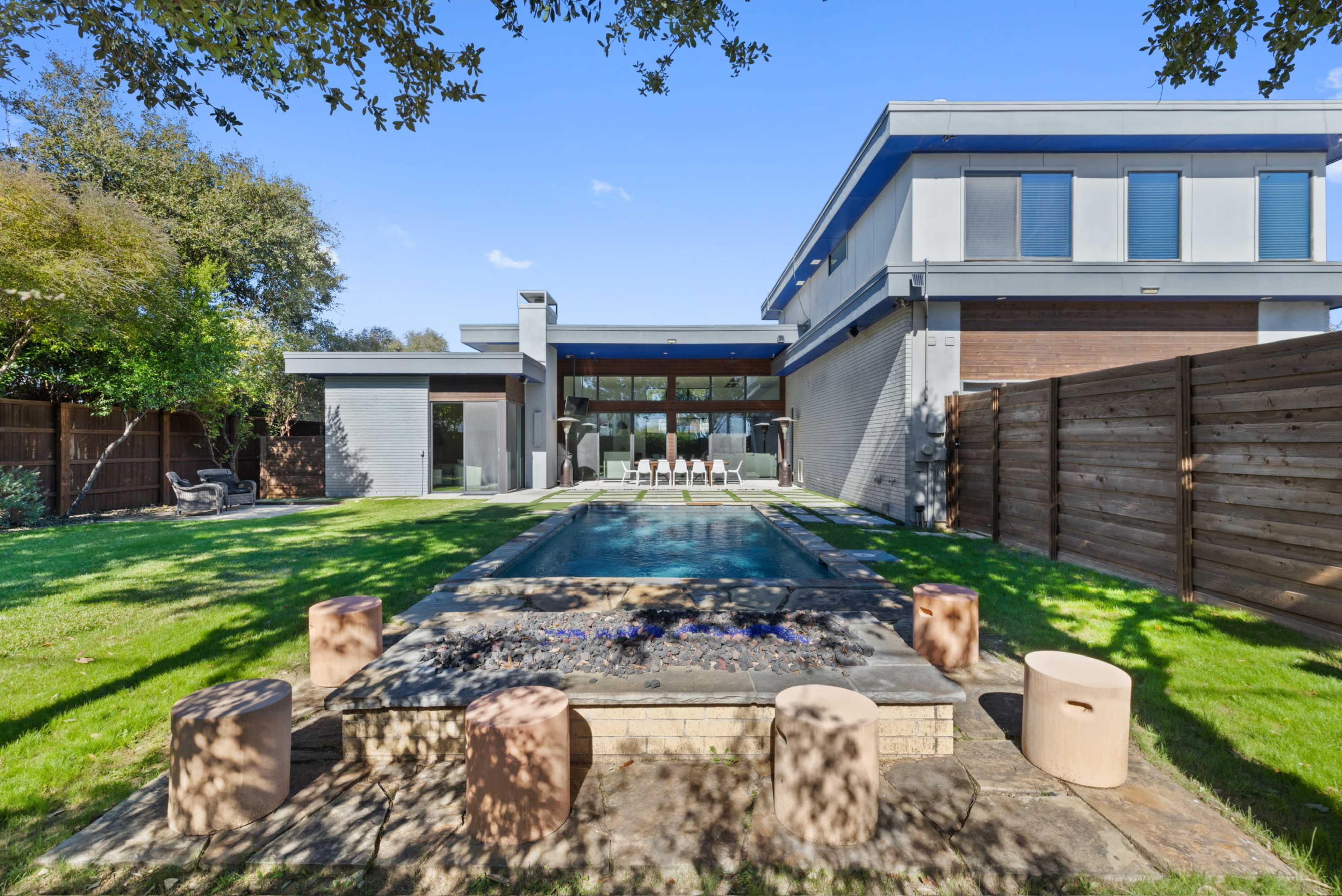 Resort-Style Pool & Patio Image in Northwest Dallas, Dallas, TX