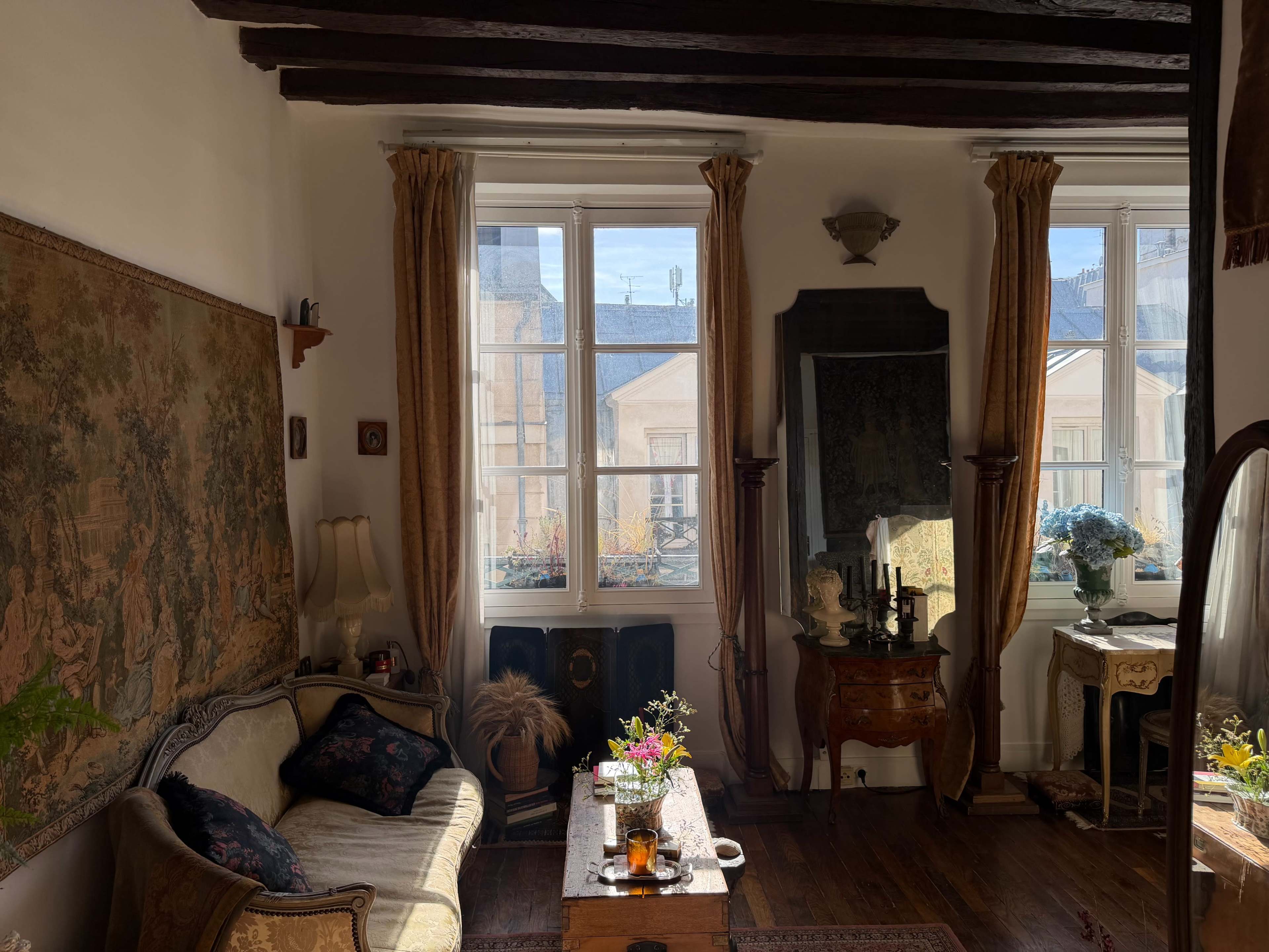 Loft au cœur du Marais avec poutre et grande hauteur sous plafond de style classique Image in Upper Marais, Paris