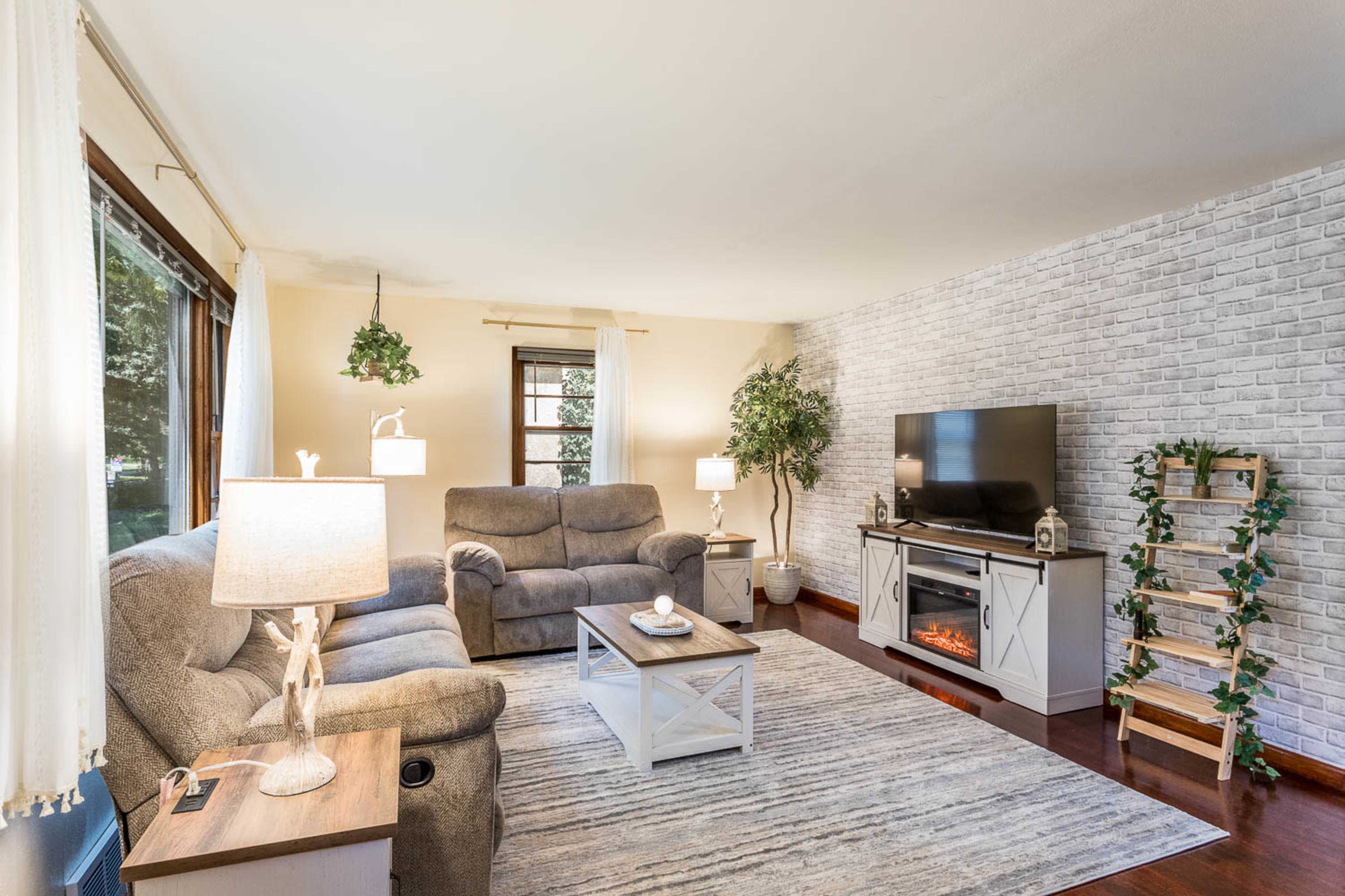 Sunlit Serenity | Near McKennan Park | Pool Table Image in Sioux Falls, Sioux Falls, SD