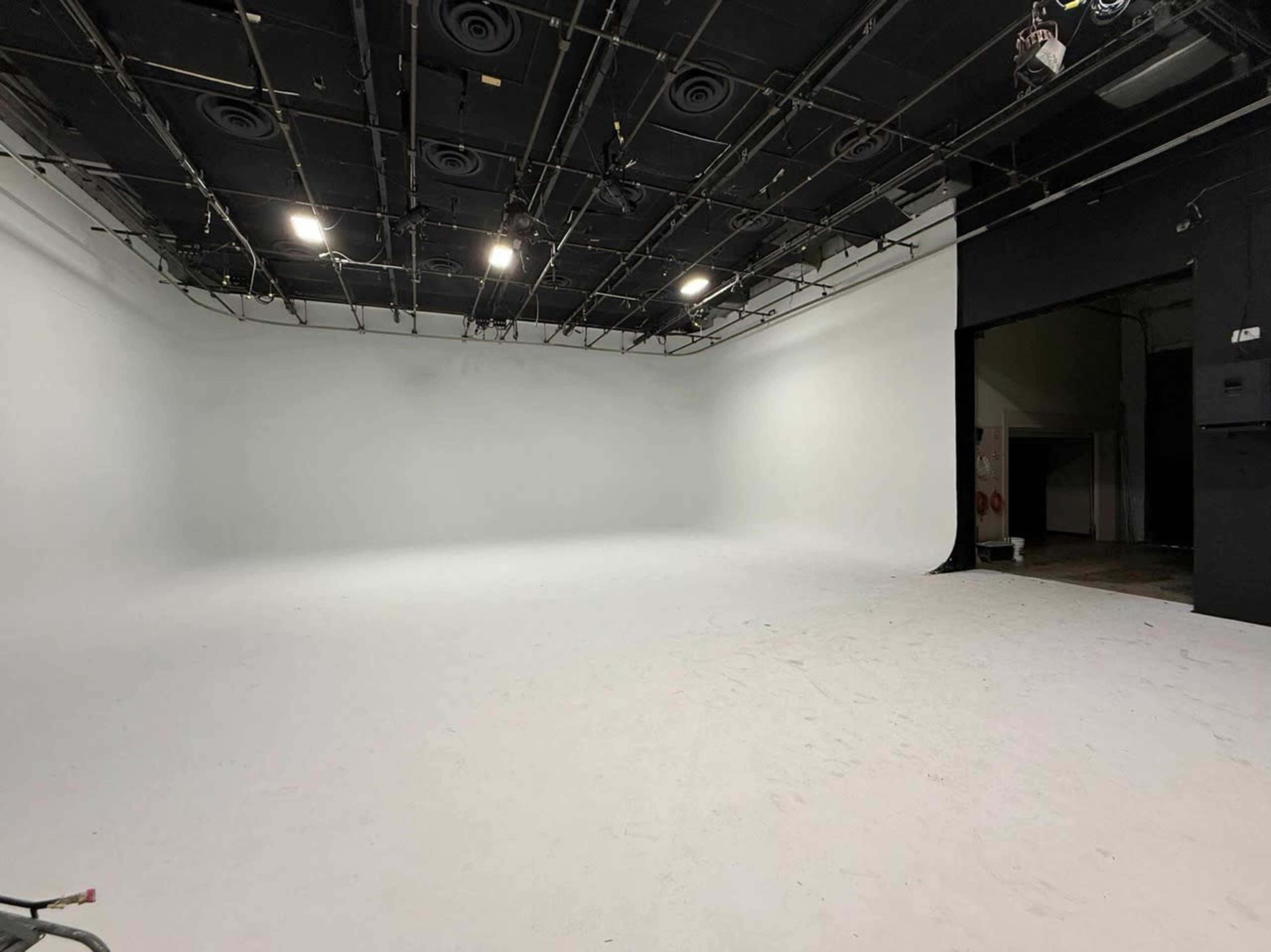 Professional 2,400 Sq Ft Soundstage with White Cyc | Detroit Film & Photo Studio Image in Farmington Hills, Farmington Hills, MI