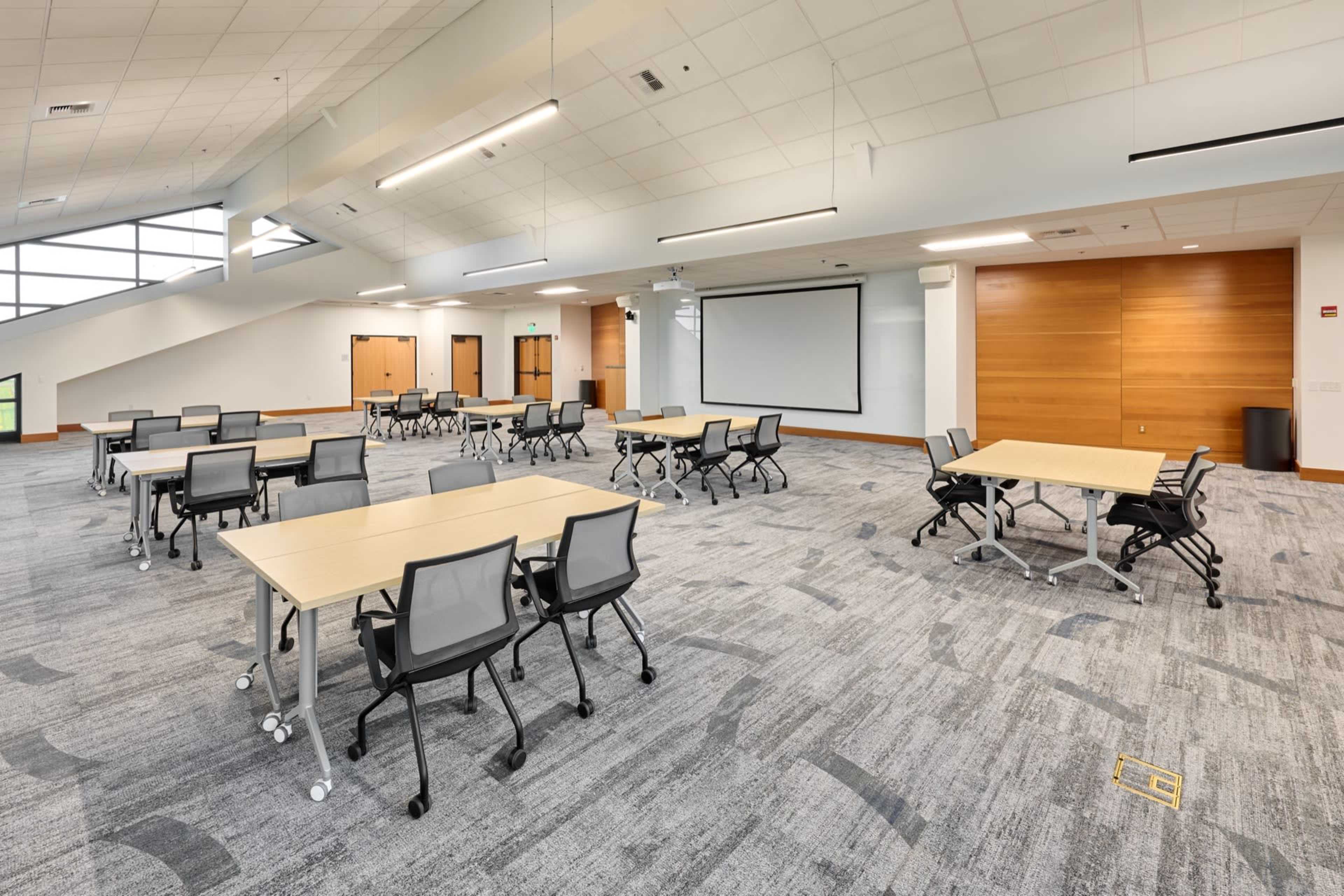 Versatile Mid-Size Meeting Room in Oregon Wine Country Image in McMinnville, McMinnville, OR