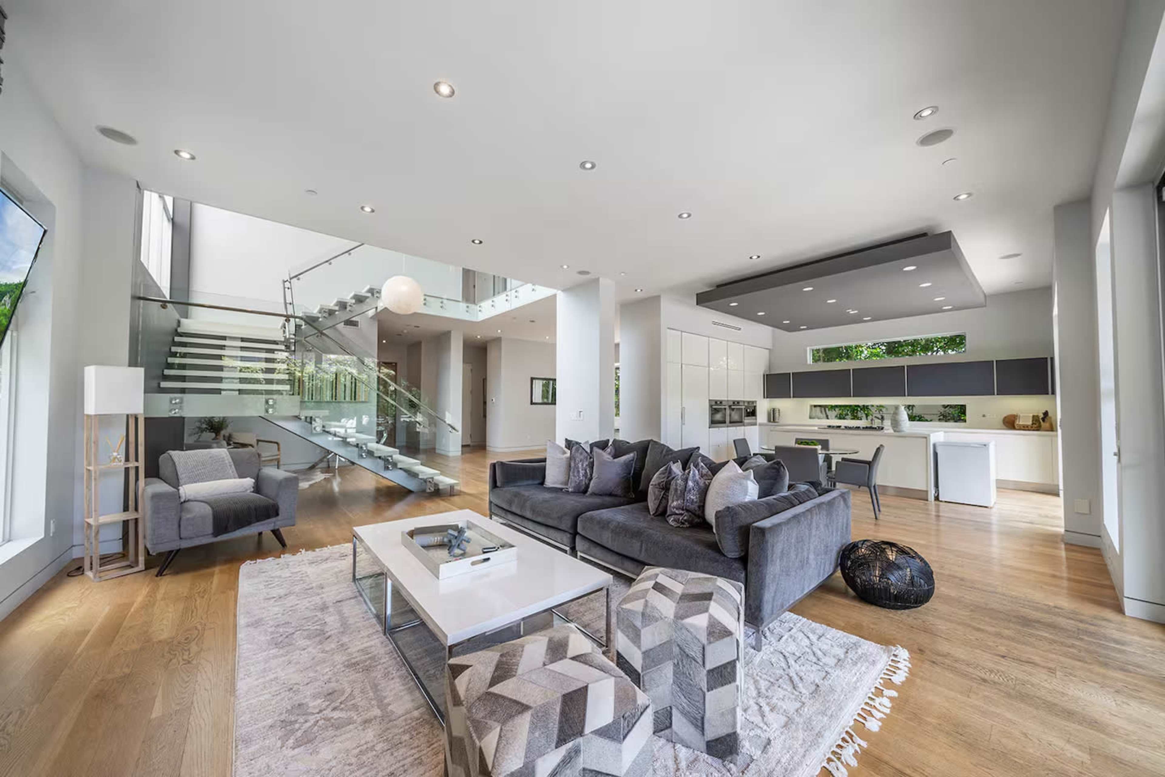 SLEEK GLASS MODERN WITH LUSH PRIVACY WALL Image in Beverly Grove, Los Angeles, CA