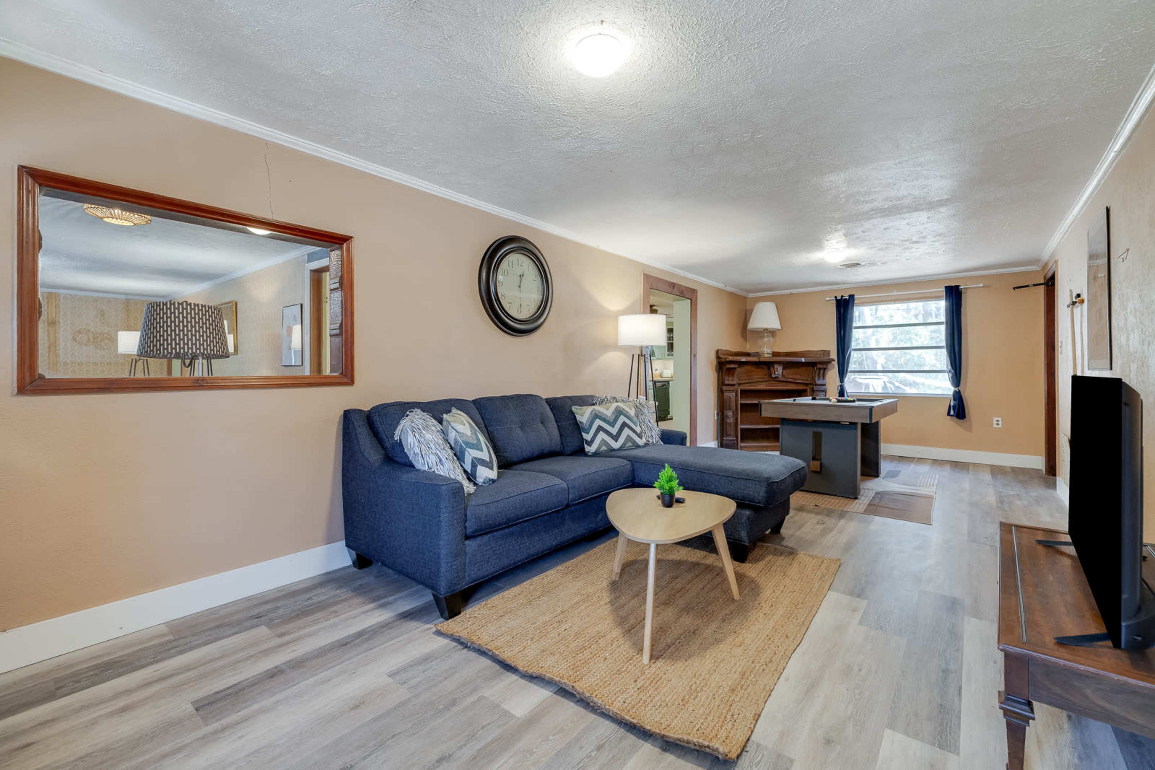 Mesa A · Retro! - 4BR Near Sav Airport Image in Bloomingdale, Bloomingdale, GA