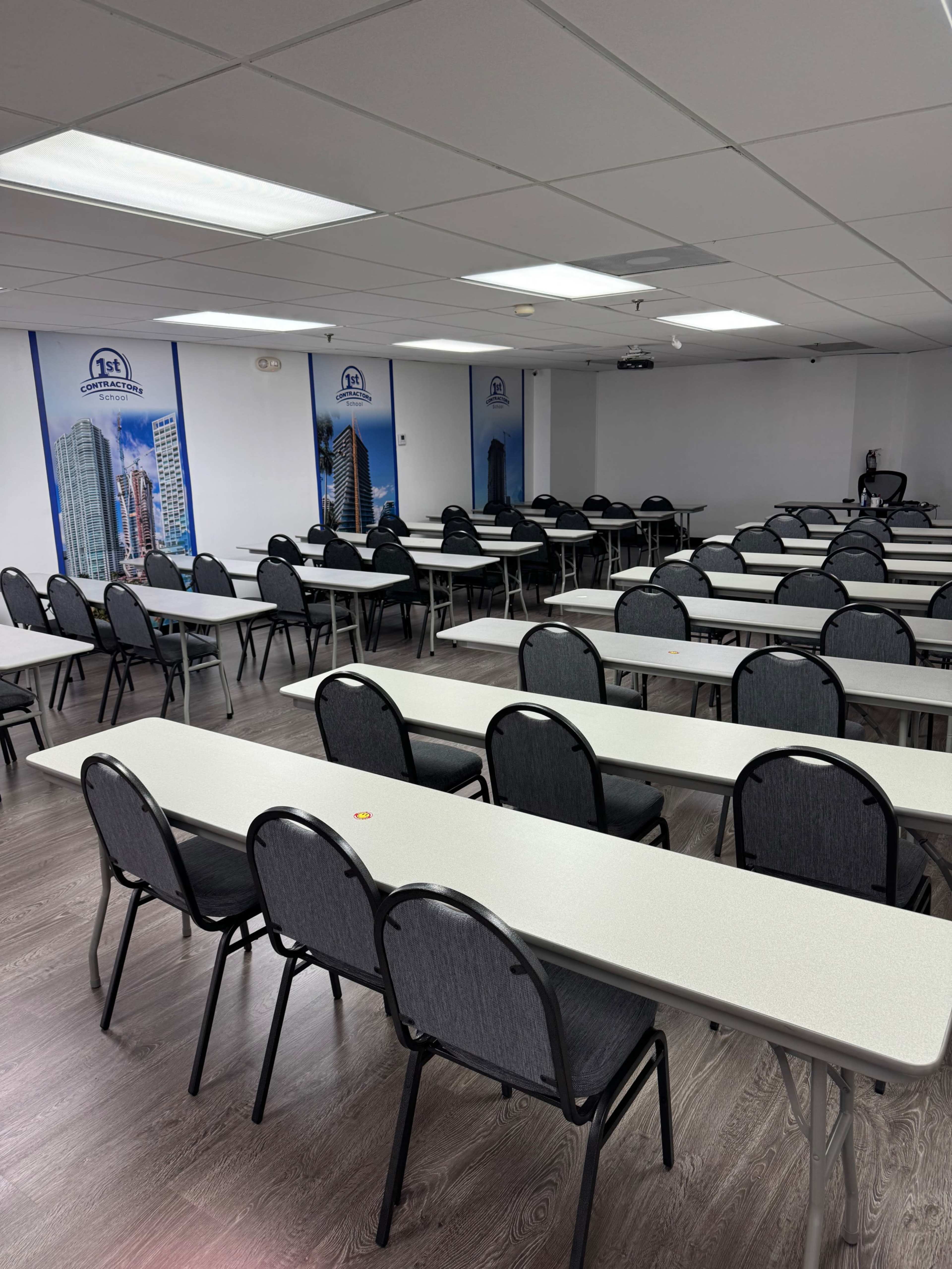 Salón de clases amplio, moderno, cómodo con aire acondicionado en el corazón de Medley Image in Medley, Medley, FL