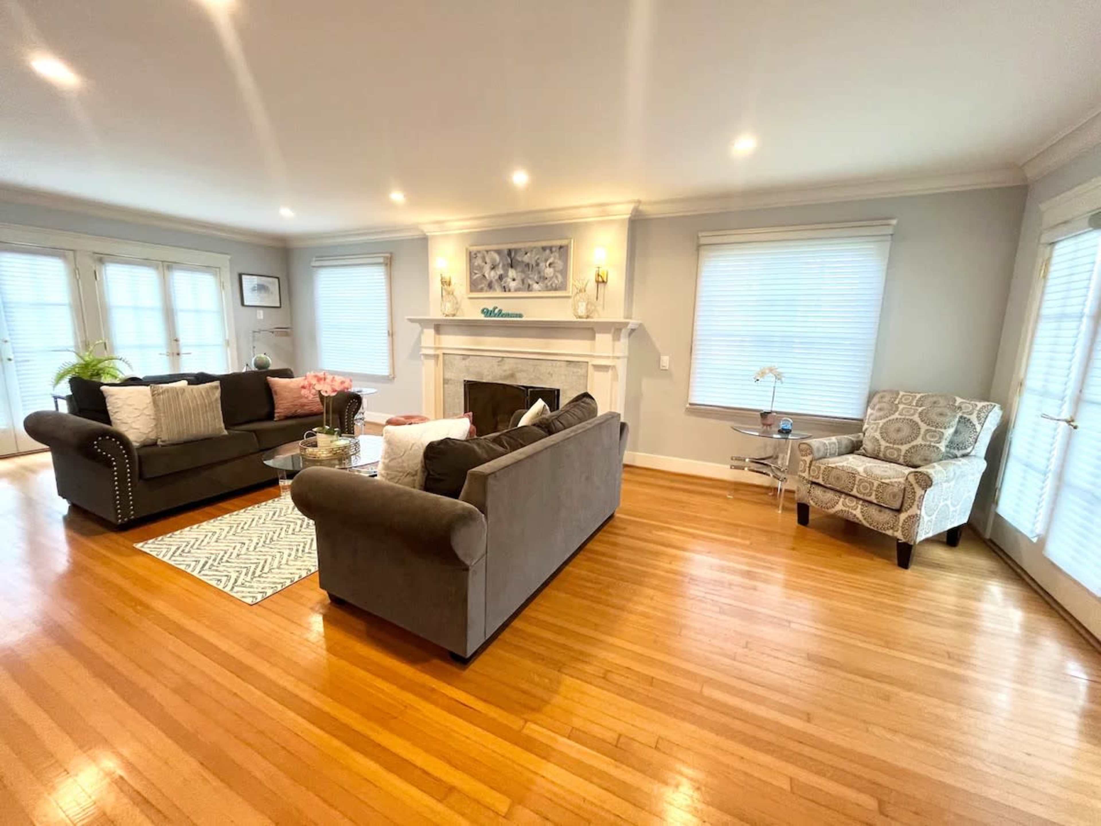 Ocean Boulevard Beachfront Home, Long Beach, CA | Production | Peerspace