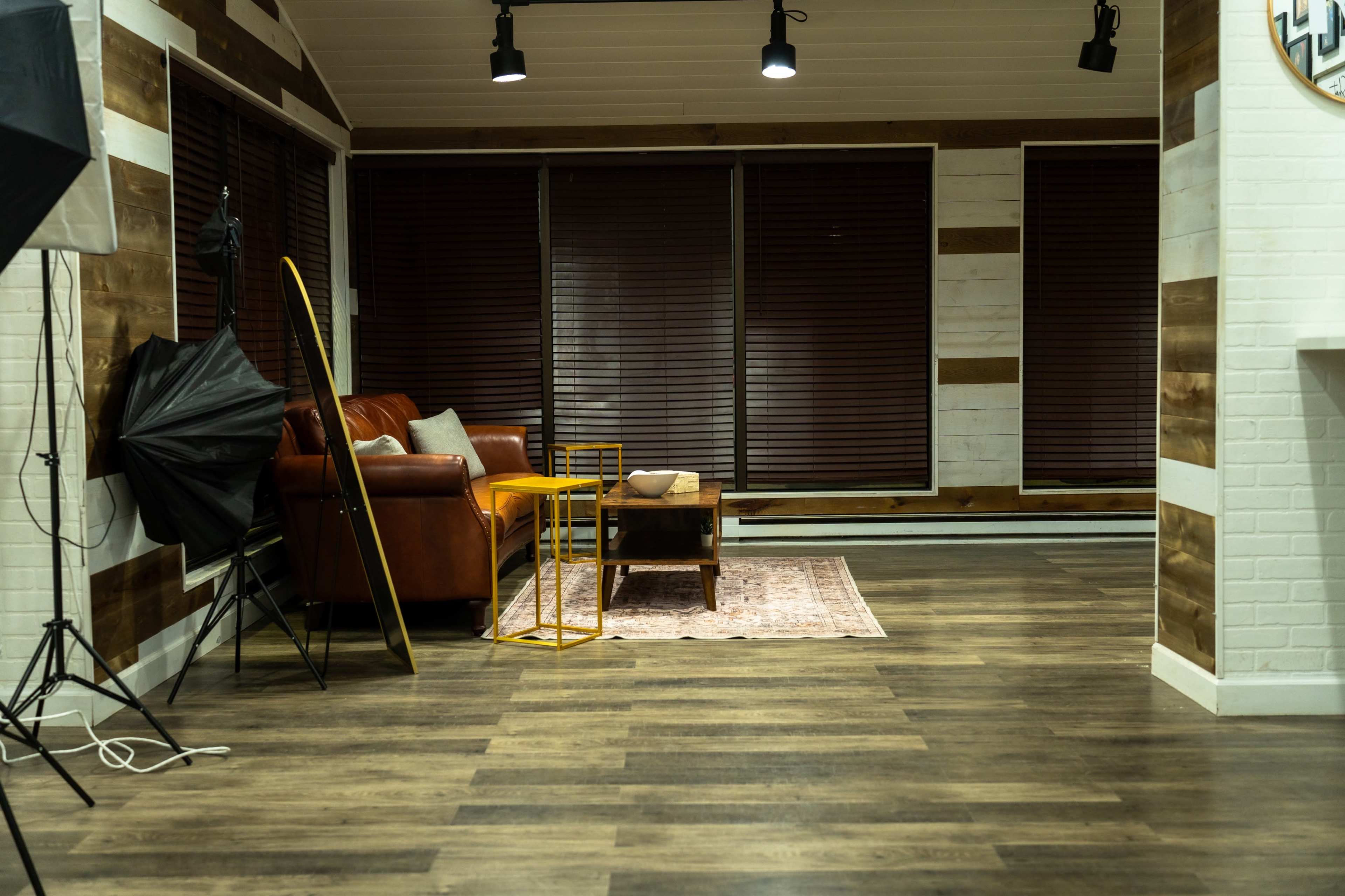 Suburb Studio with Beautiful Natural Light Image in Oak Creek, Oak creek, WI