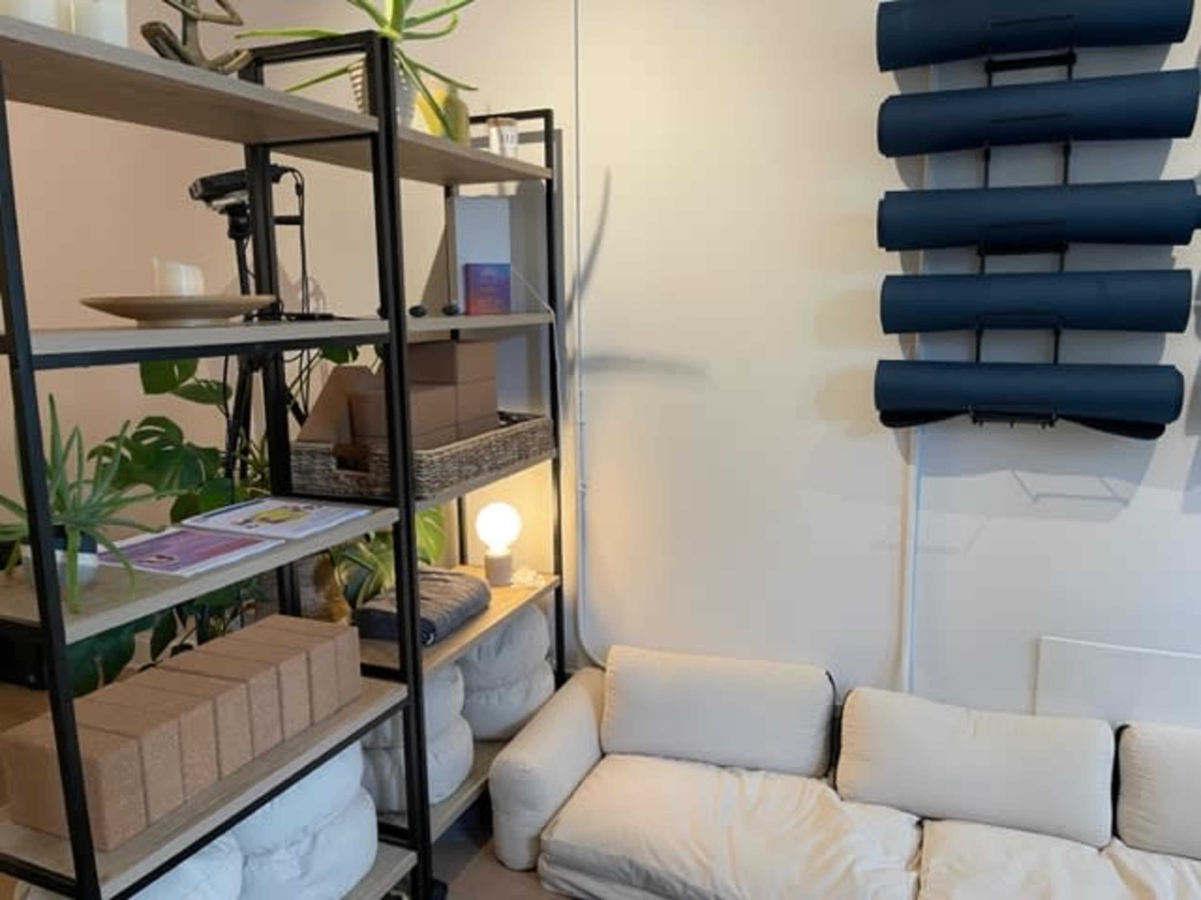 Serene Ground-Floor Studio with Natural Light for Classes & Gatherings Image in Lincoln Square, Chicago, IL