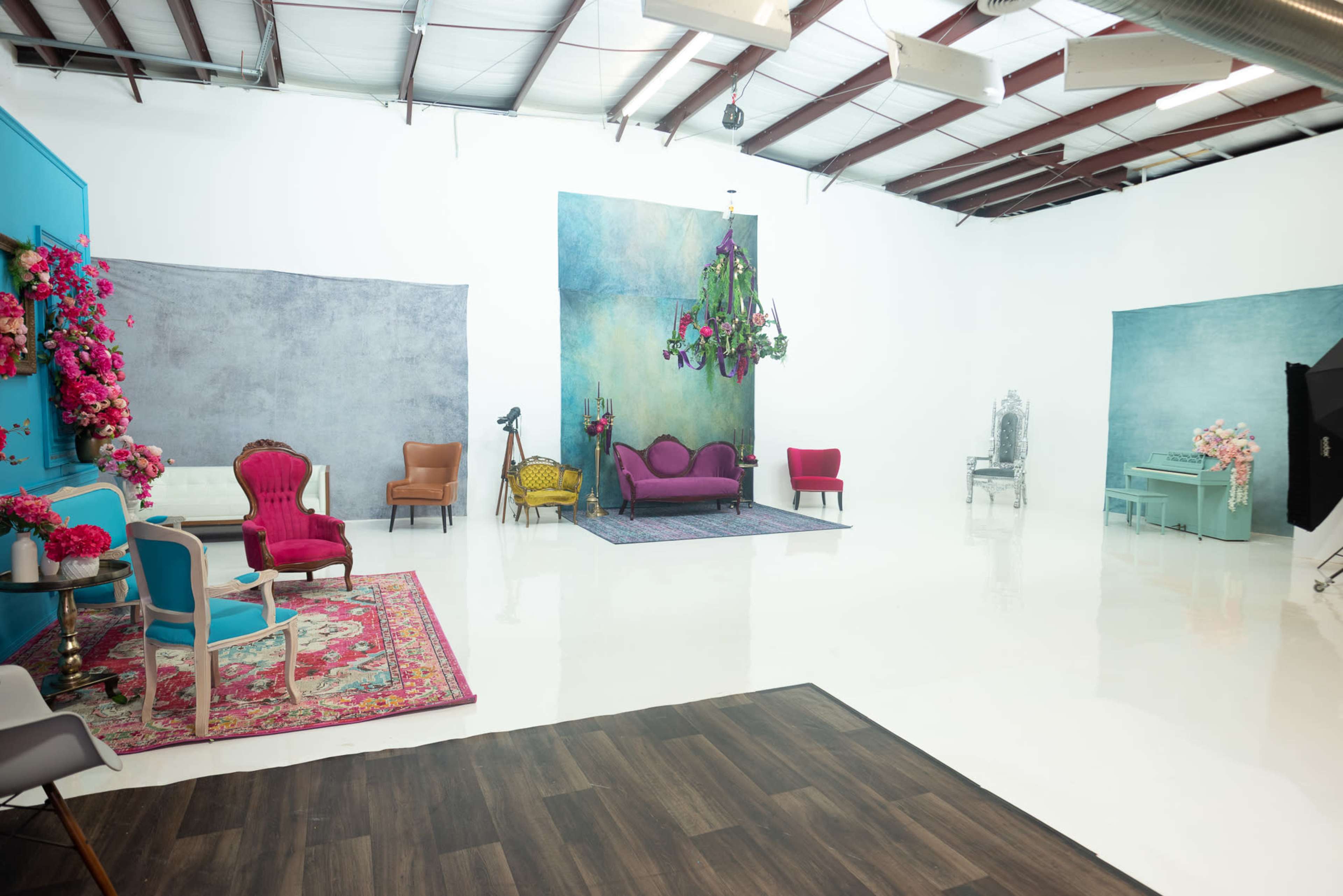 All in one: white canvas, multi set and multi purpose large studio Image in Pasadena, Pasadena, TX
