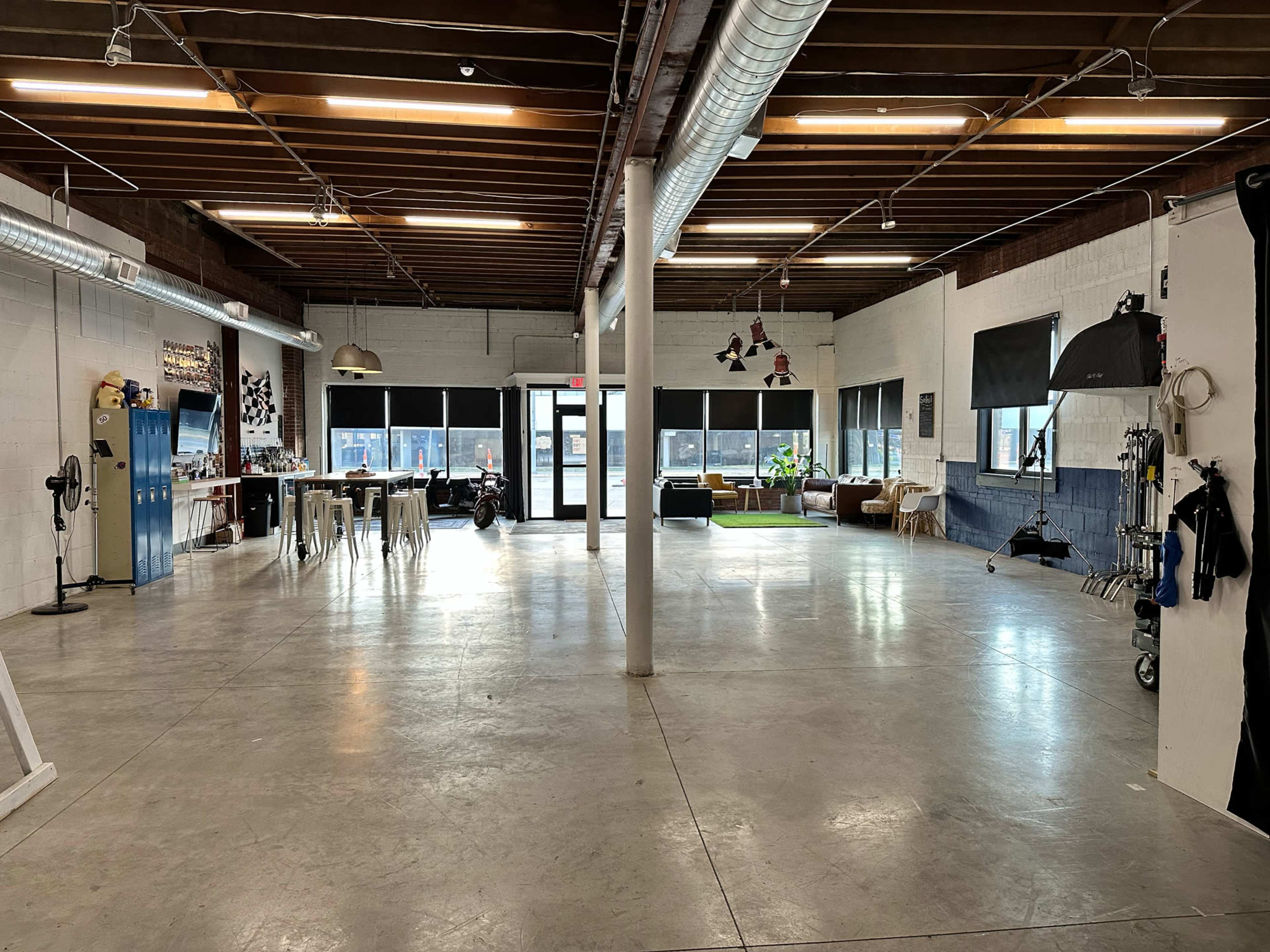 Ground level photo/video studio with garage door Image in Riverview, Kansas City, KS