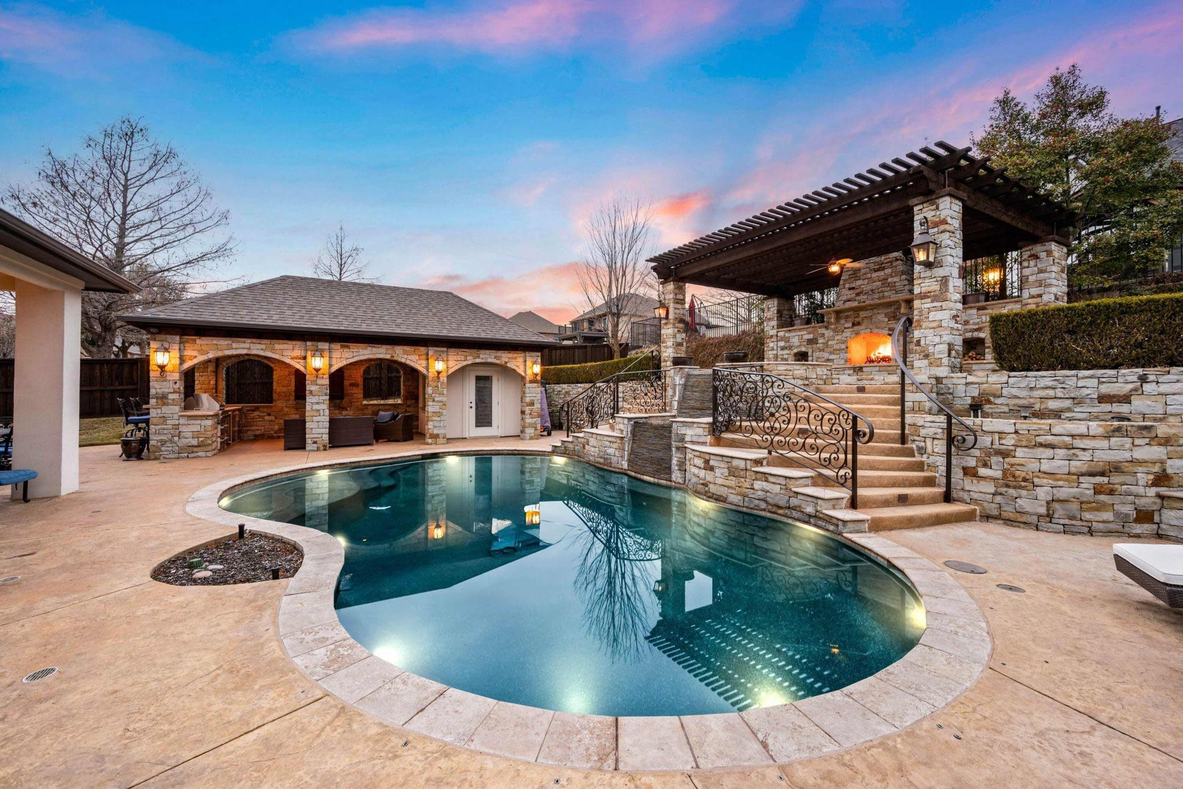 Venetian-style Pool/Spa combination Backyard Image in Heritage, Fort Worth, TX