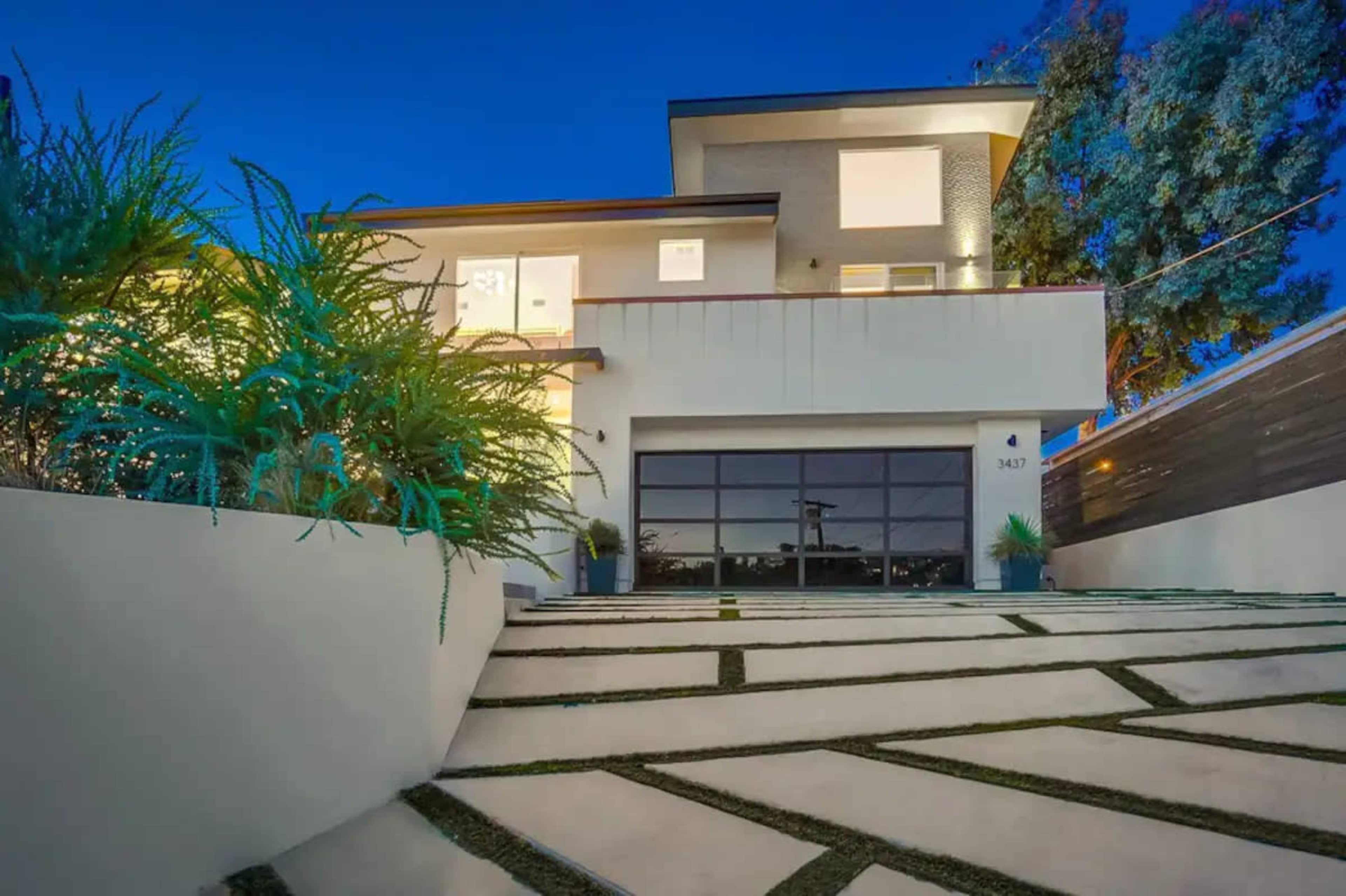 TROY HILL MODERN LUXE IN THE HILLS Image in Hollywood Hills, Los Angeles, CA