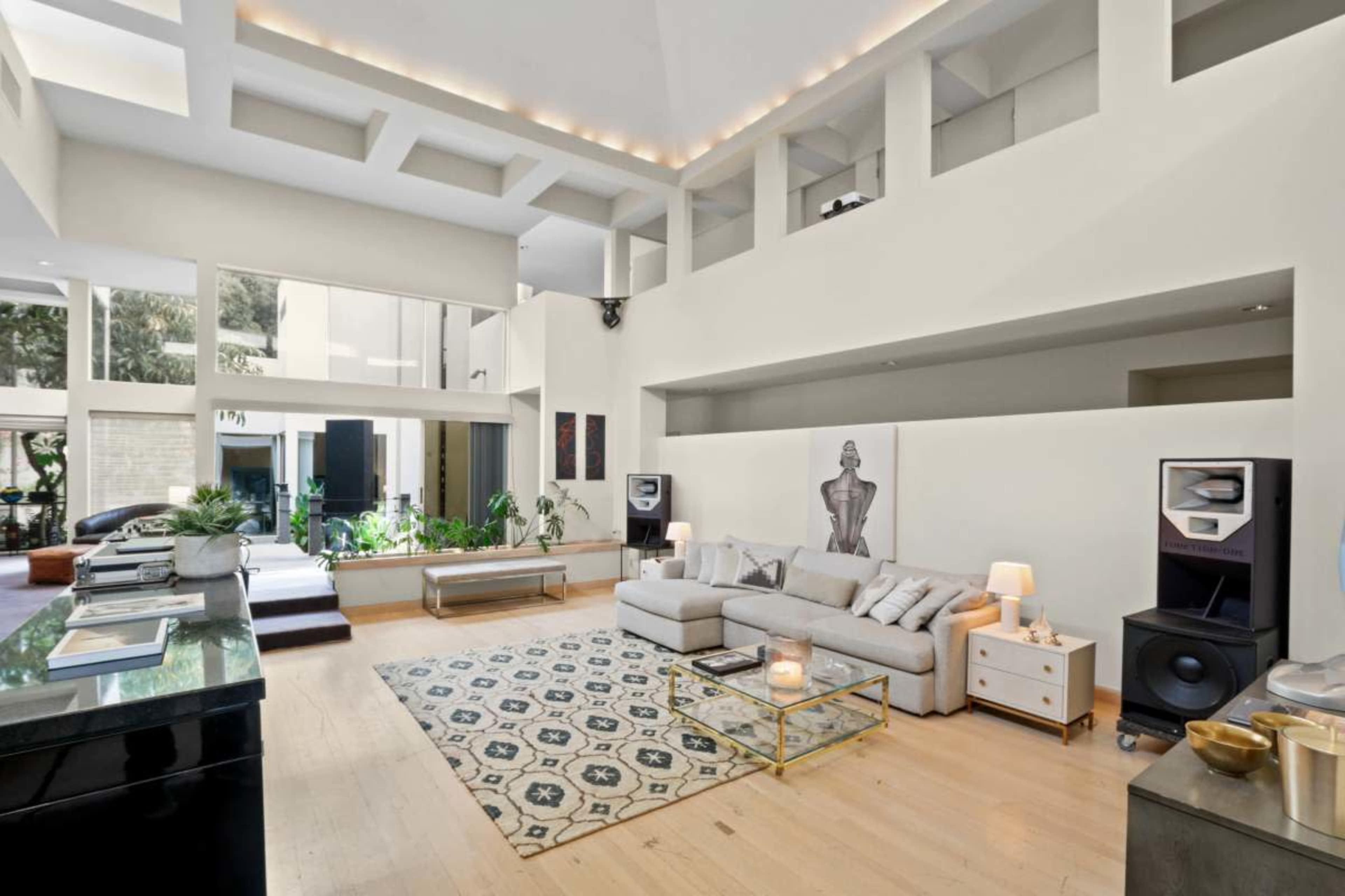 Spacious luxury home with very high Ceilings and Large Living rooms Image in Studio City, Studio City, CA