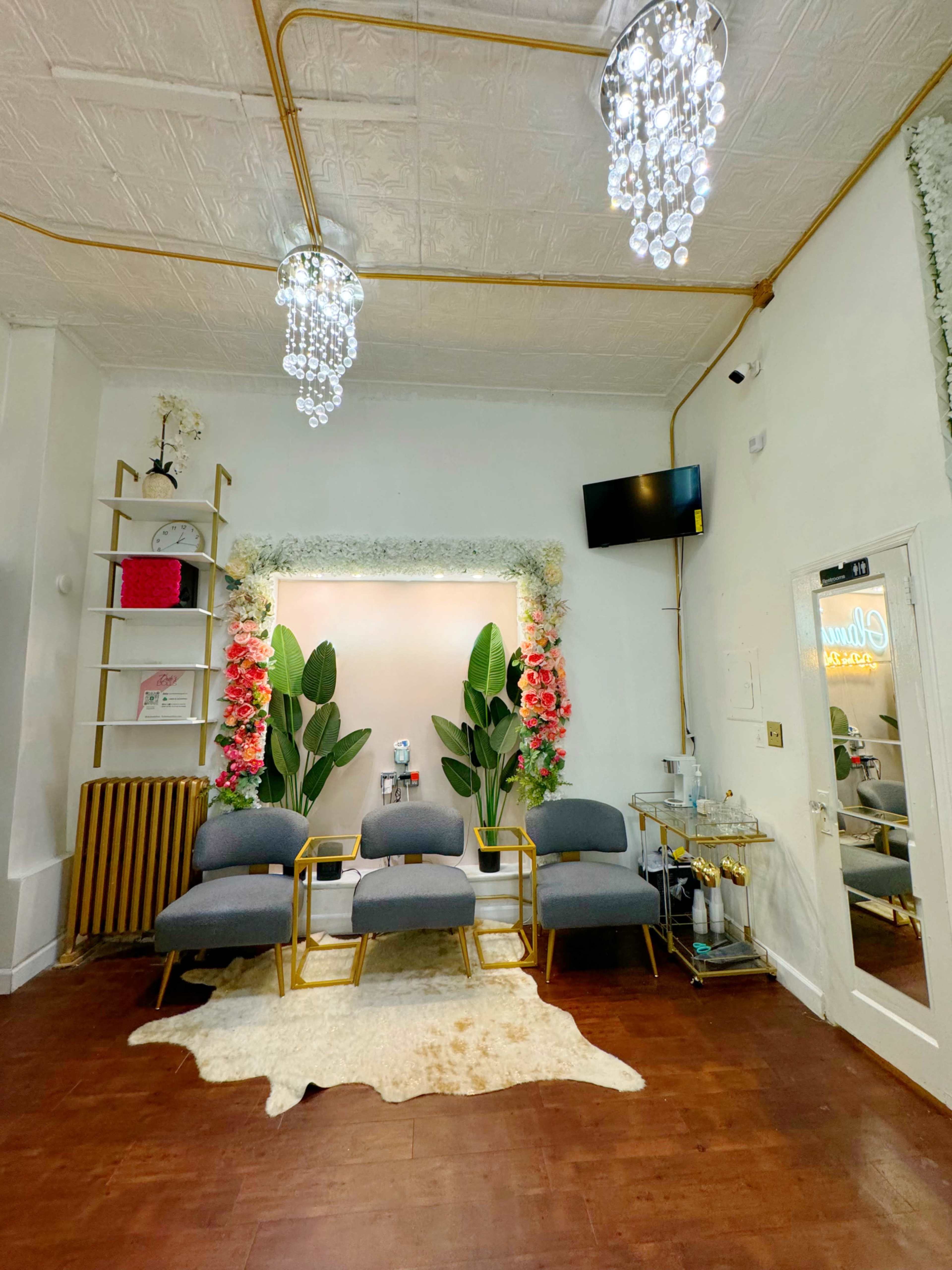 Beauty Bar with Private Open Layout Image in Bellerose Terrace, Floral Park, NY
