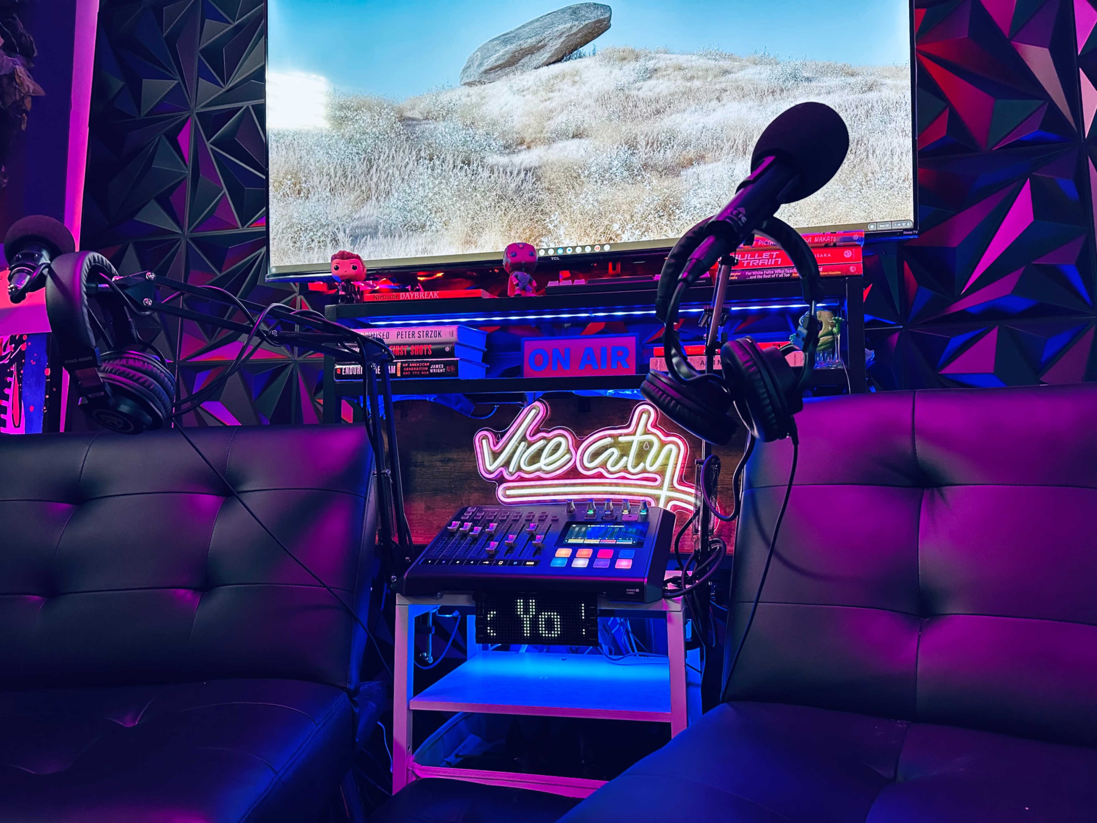 Creative Content Creator Studio Space (HD VIDEO INCLUDED W/ PODCAST SESSION) (Podcast, Photo, Video, Interview) MINUTES FROM UPTOWN Image in Seversville, Charlotte, NC