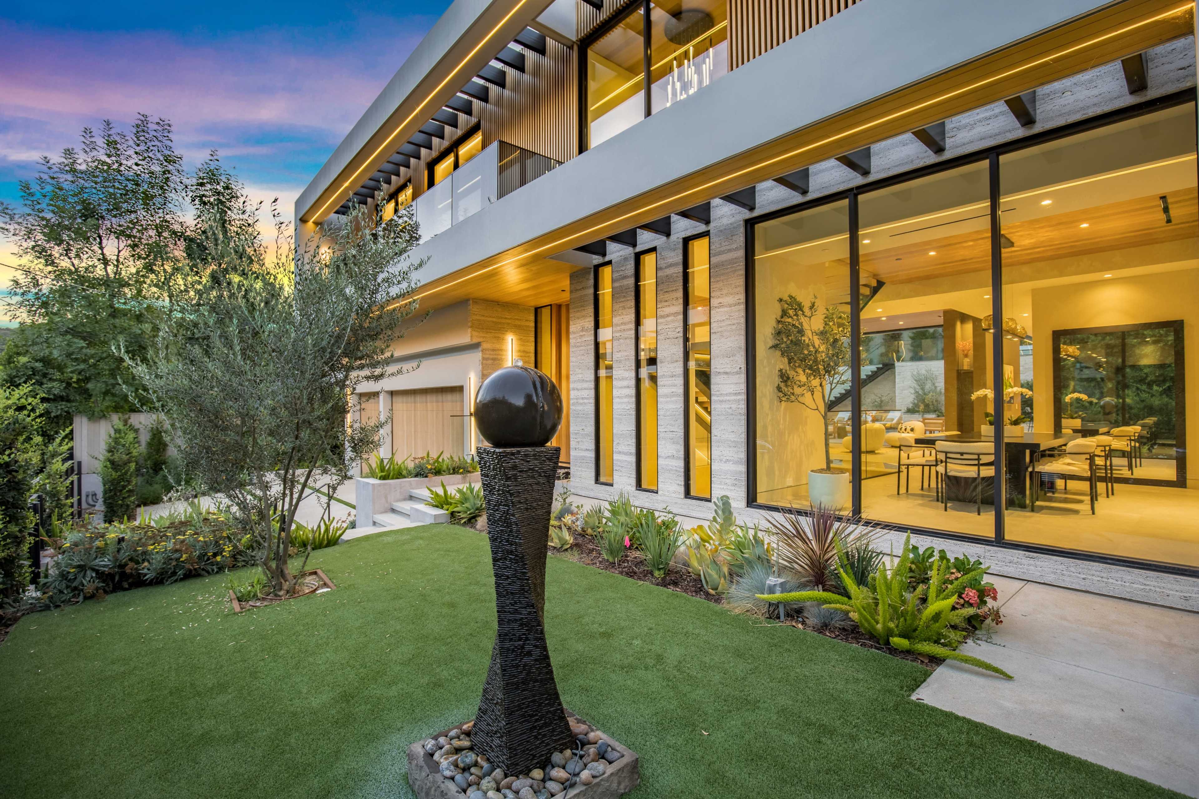 SKYLIT MODERN OASIS: LIGHT, SPACE & STYLE Image in Beverly Crest, Beverly Hills, CA